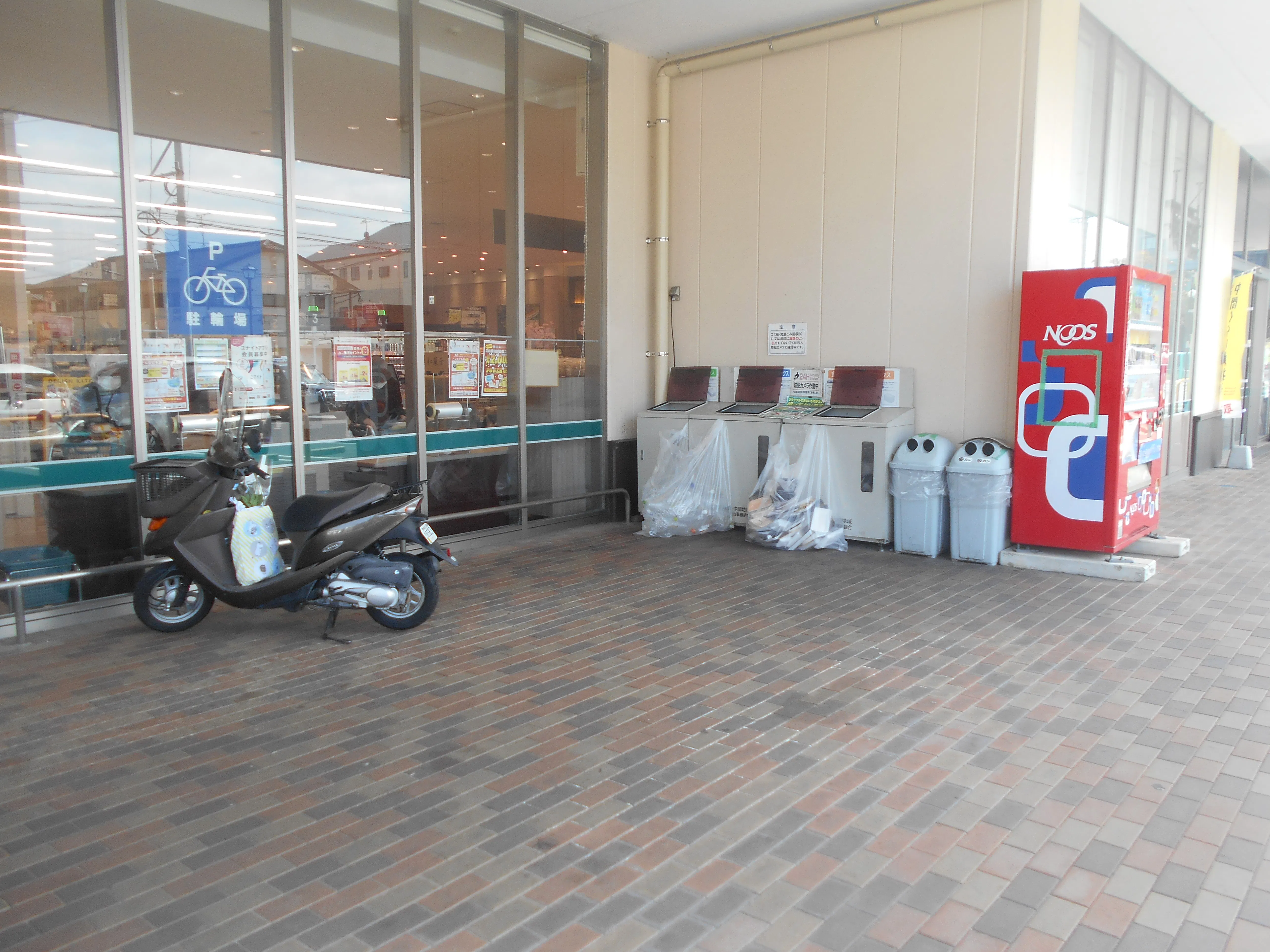 【レガネット中間】惣菜側入口側自販機横・店内入口前駐車場1台分 販促プロモーションや物販に最適なスーパー屋外催事イベントスペース