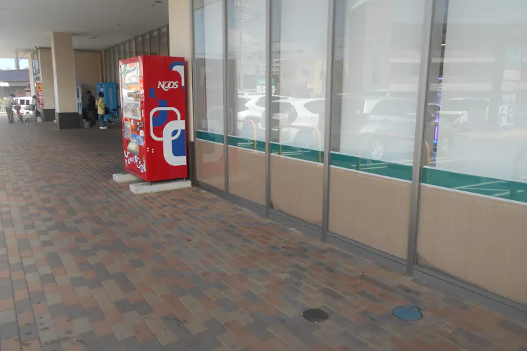 【レガネット中間】惣菜側入口側自販機横・店内入口前駐車場1台分 販促プロモーションや物販に最適なスーパー屋外催事イベントスペースの画像1