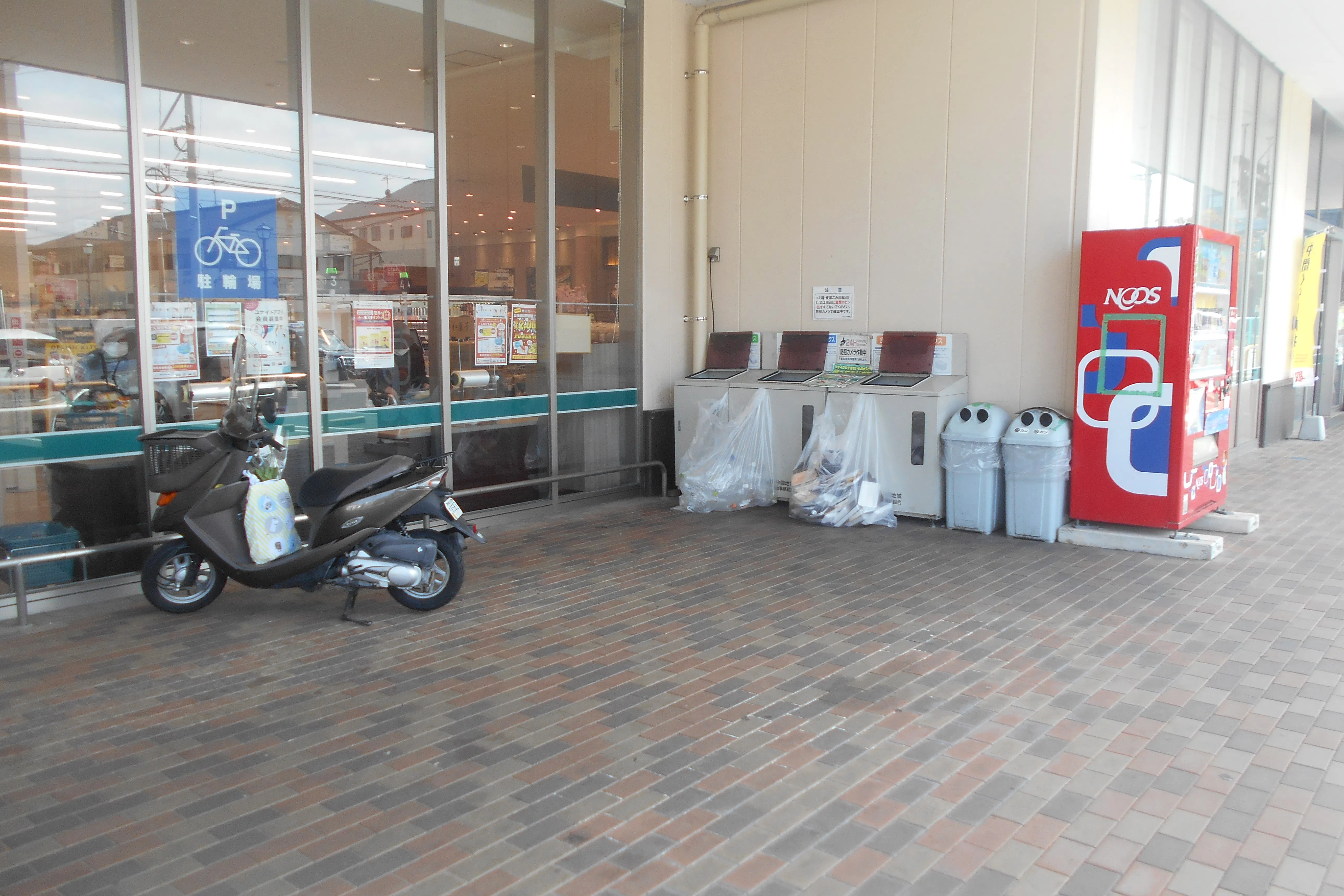 【レガネット中間】惣菜側入口側自販機横・店内入口前駐車場1台分 販促プロモーションや物販に最適なスーパー屋外催事イベントスペース