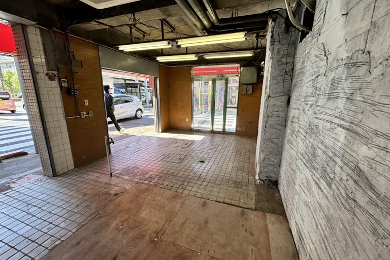 萩中商店街はガラス張りです