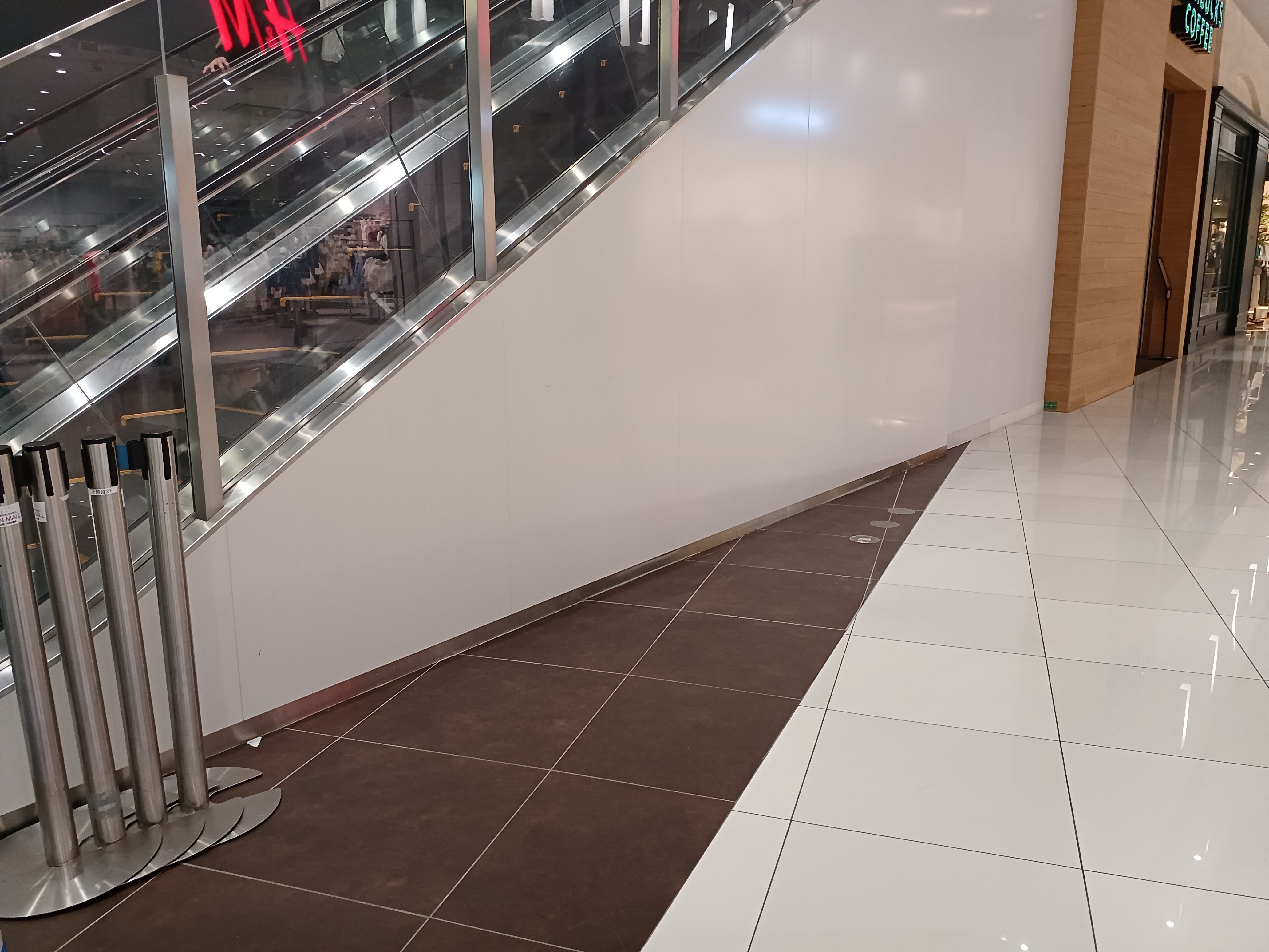 【イオンモール木更津】1F　中央エスカレーター横