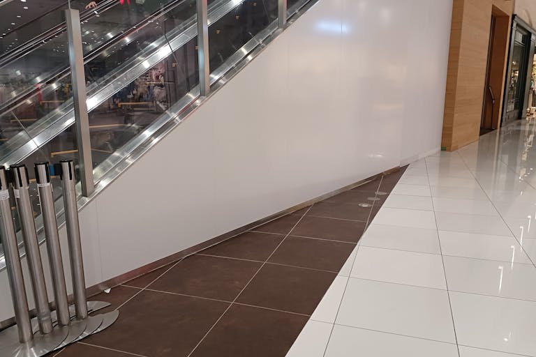 【イオンモール木更津】1F 中央エスカレーター横の画像2