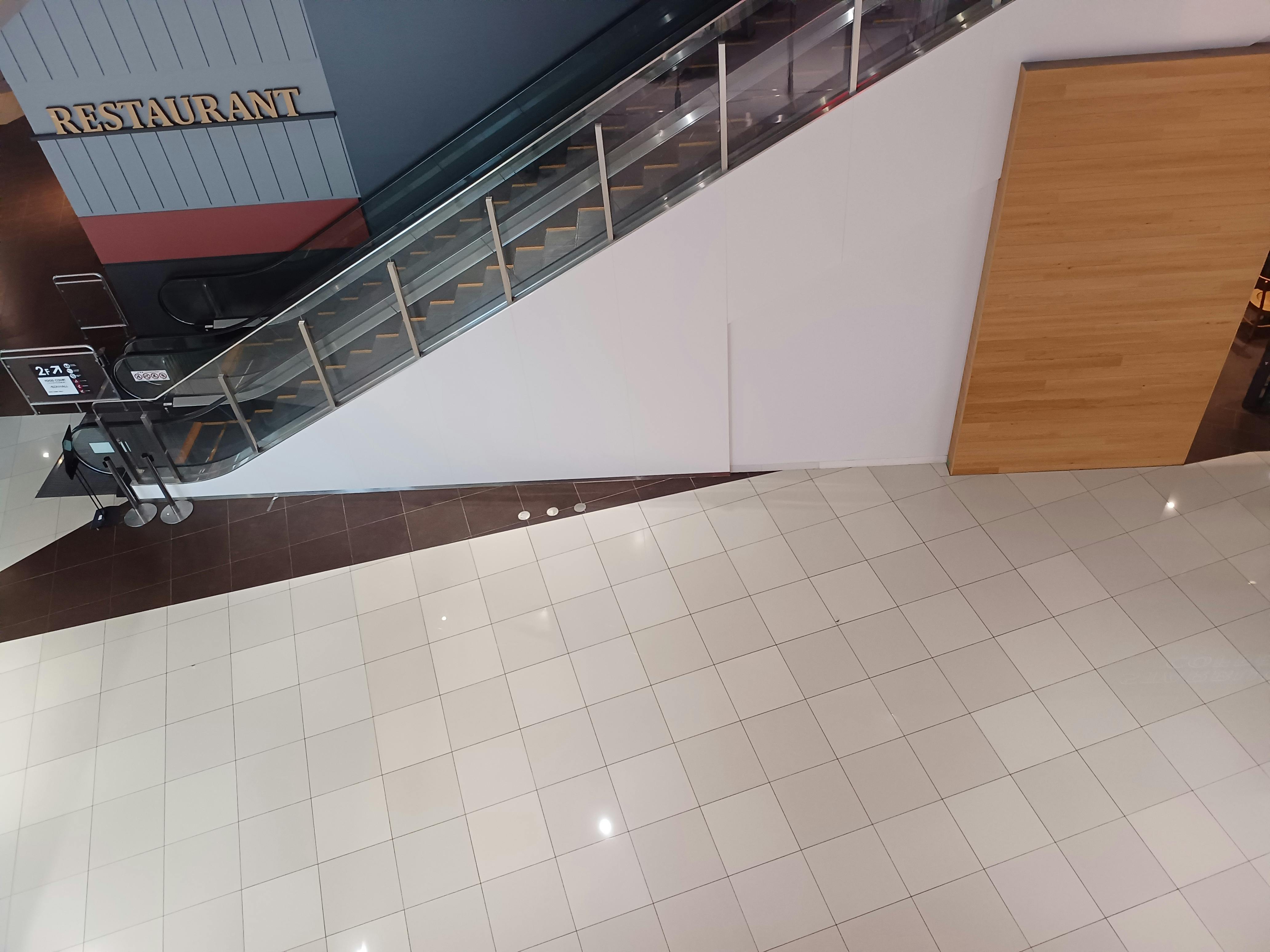 【イオンモール木更津】1F　中央エスカレーター横