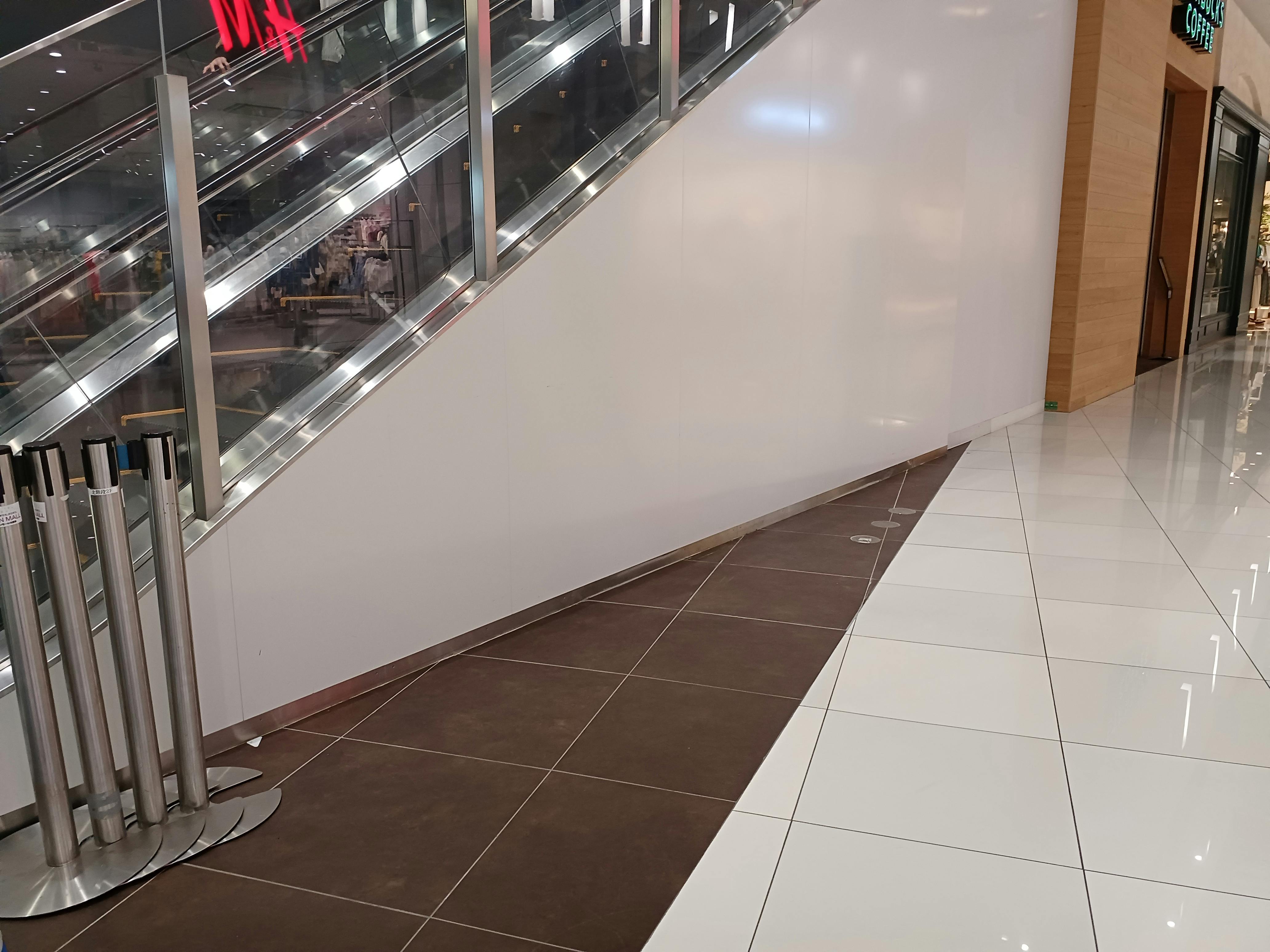 【イオンモール木更津】1F 中央エスカレーター横