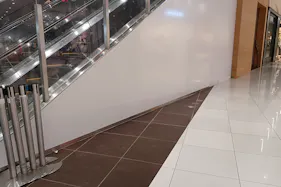 【イオンモール木更津】1F 中央エスカレーター横