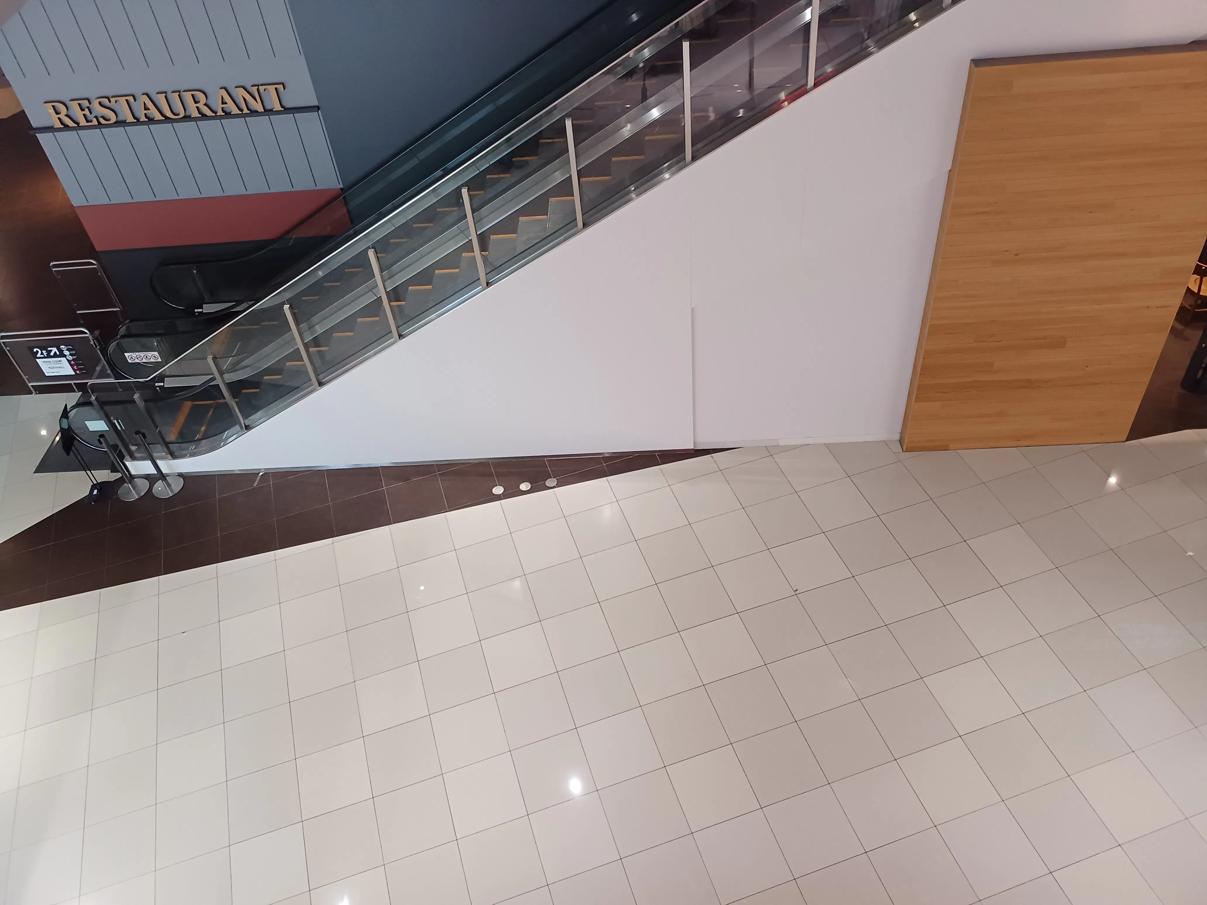 【イオンモール木更津】1F　中央エスカレーター横の画像