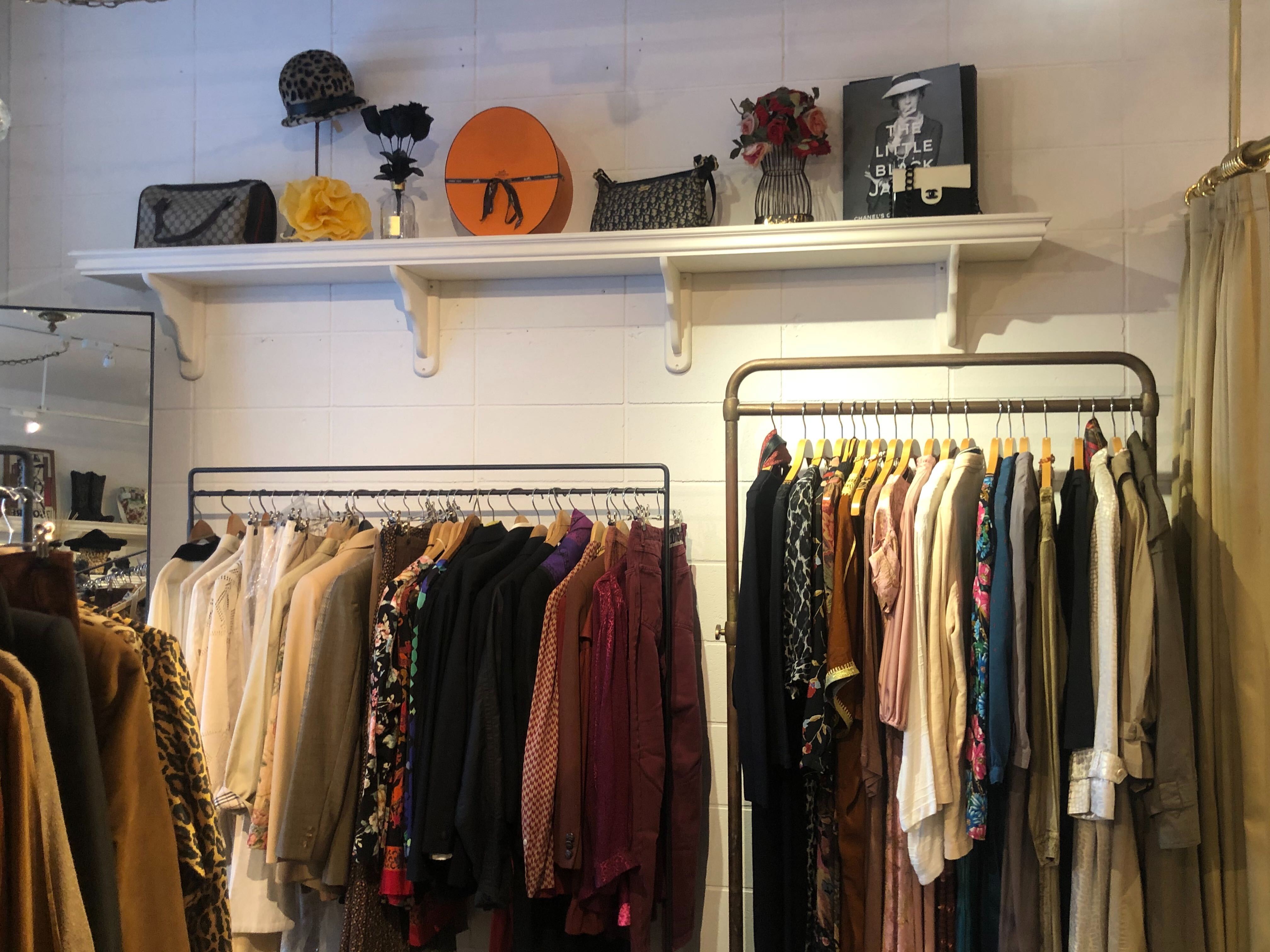 ハンガーラック(H1,500mm×W1,200mm×D460mm)：20,000円／日※1本あたりの料金です。