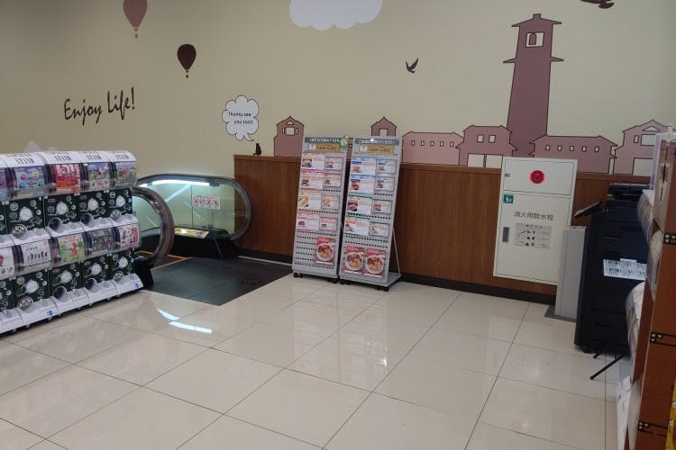 【マミーマート神明町】プロモーションに利用可能な2階エスカレーター前スペース