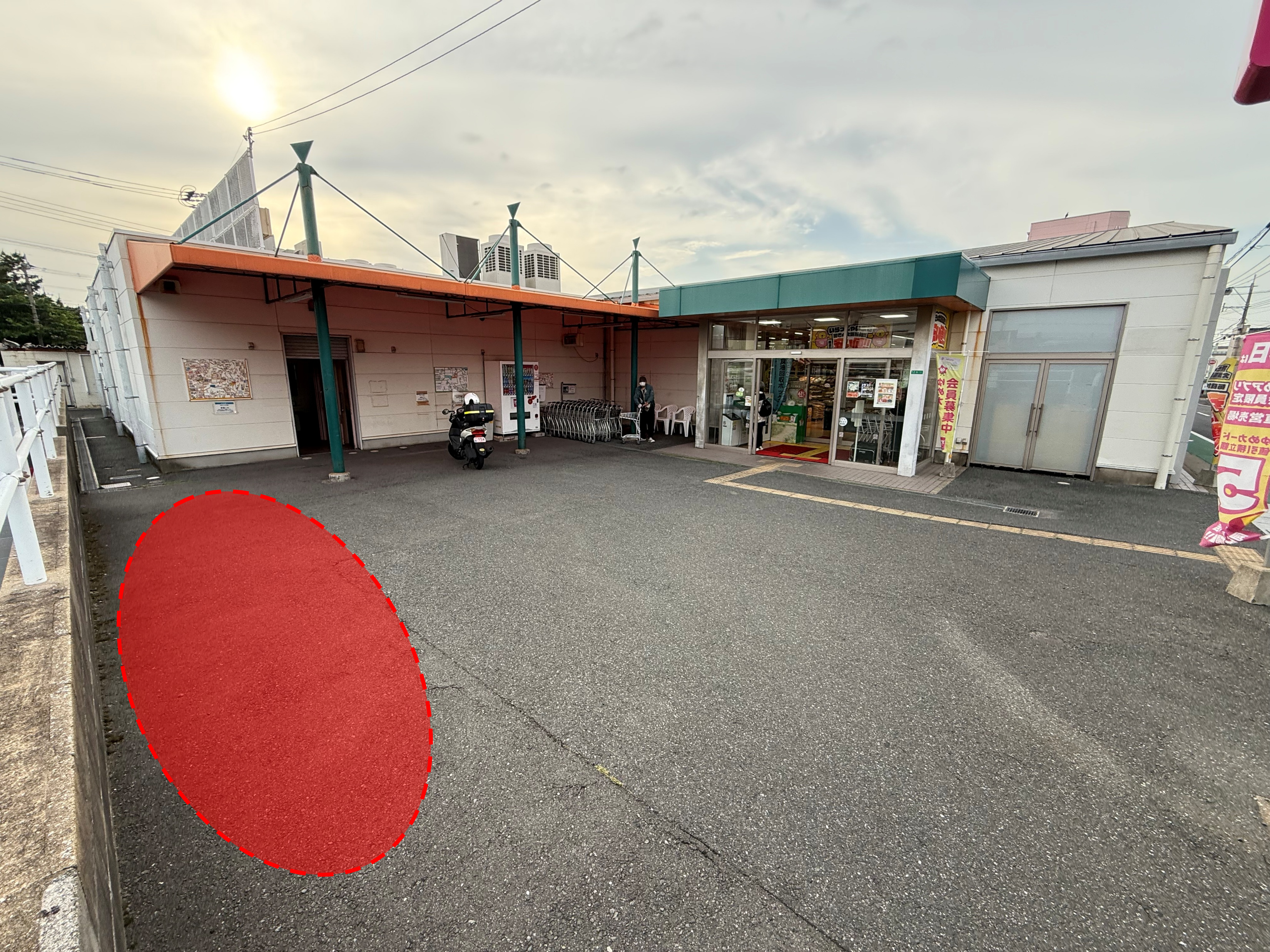 【ゆめマート 若園】屋外　入口正面　キッチンカーや販促プロモーションにおすすめな催事イベントスペース