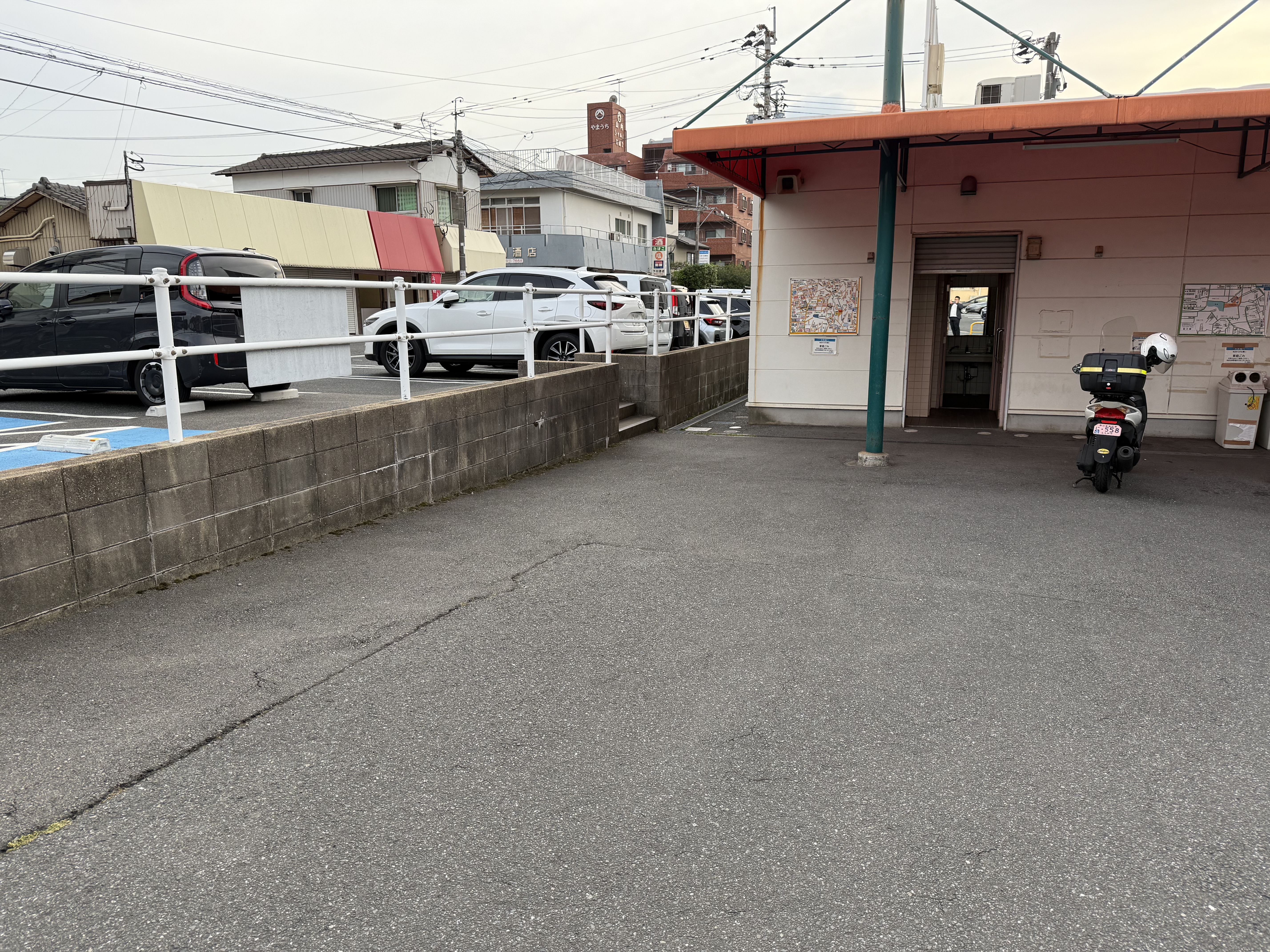 【ゆめマート 若園】屋外　入口正面　キッチンカーや販促プロモーションにおすすめな催事イベントスペース