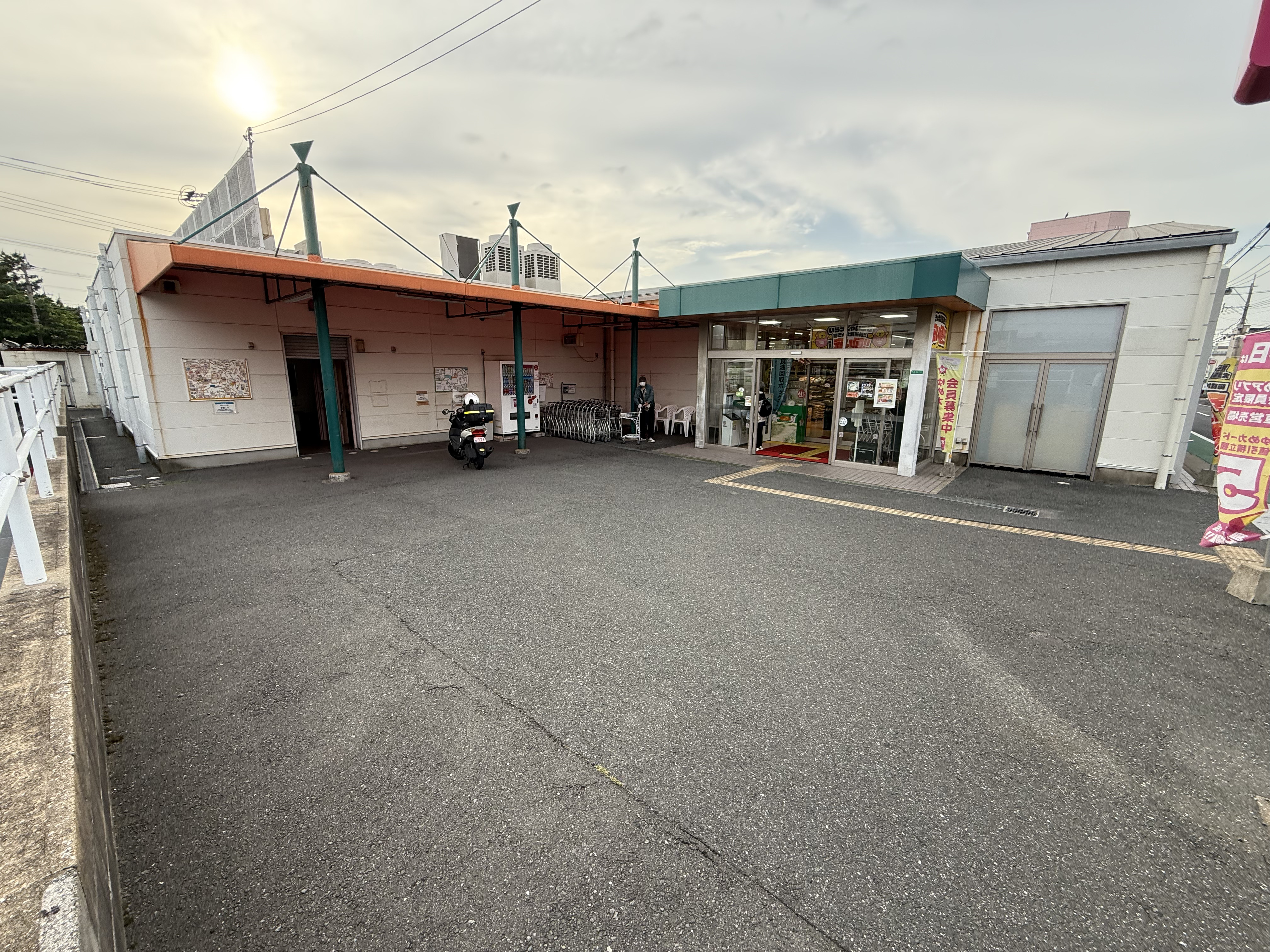 【ゆめマート 若園】屋外　入口正面　キッチンカーや販促プロモーションにおすすめな催事イベントスペース