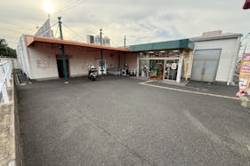 【ゆめマート 若園】屋外 入口正面 キッチンカーや販促プロモーションにおすすめな催事イベントスペース