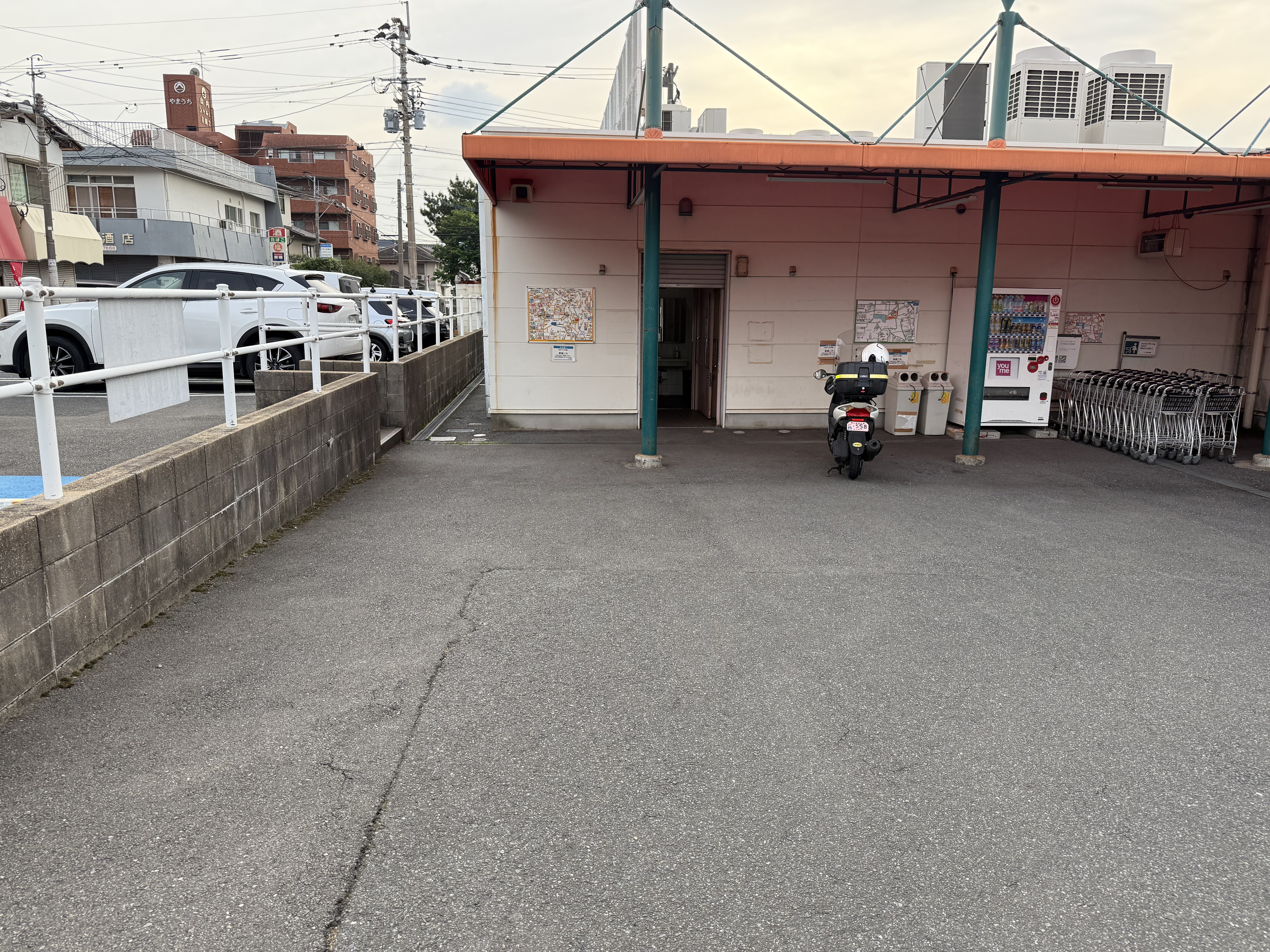 【ゆめマート 若園】屋外　入口正面　キッチンカーや販促プロモーションにおすすめな催事イベントスペース