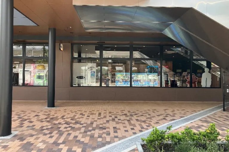 【ららテラスTOKYO-BAY】1F エスカレーター下(西側)の画像3
