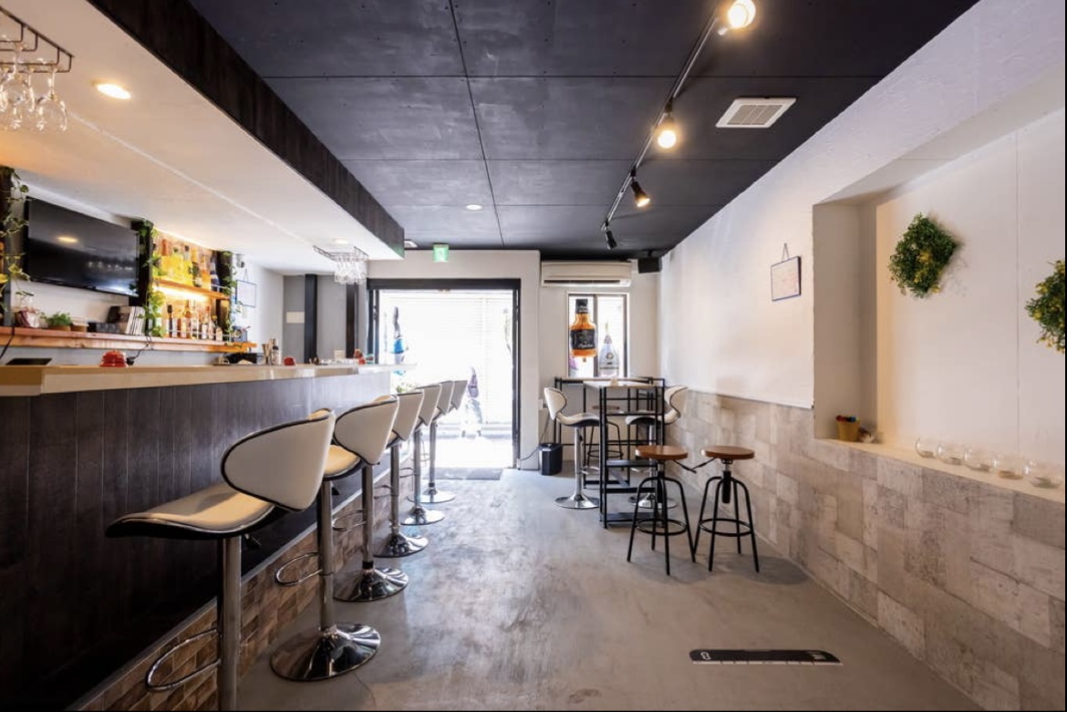 店内奥から入口方向（現在、右奥には小さなバックヤードを設置）