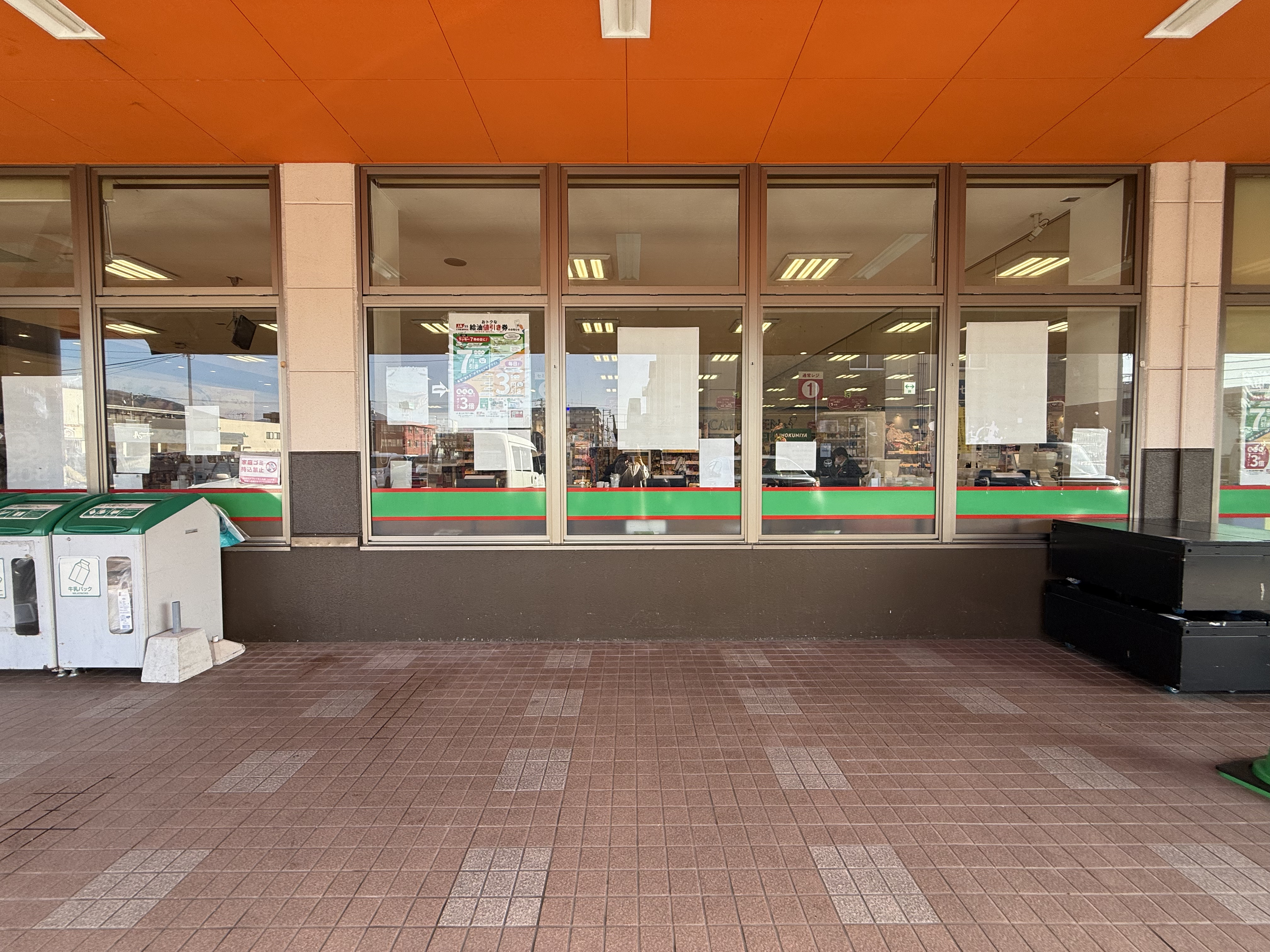 【Aコープみよし店】食物販や販促イベントに最適な屋外軒下スペース