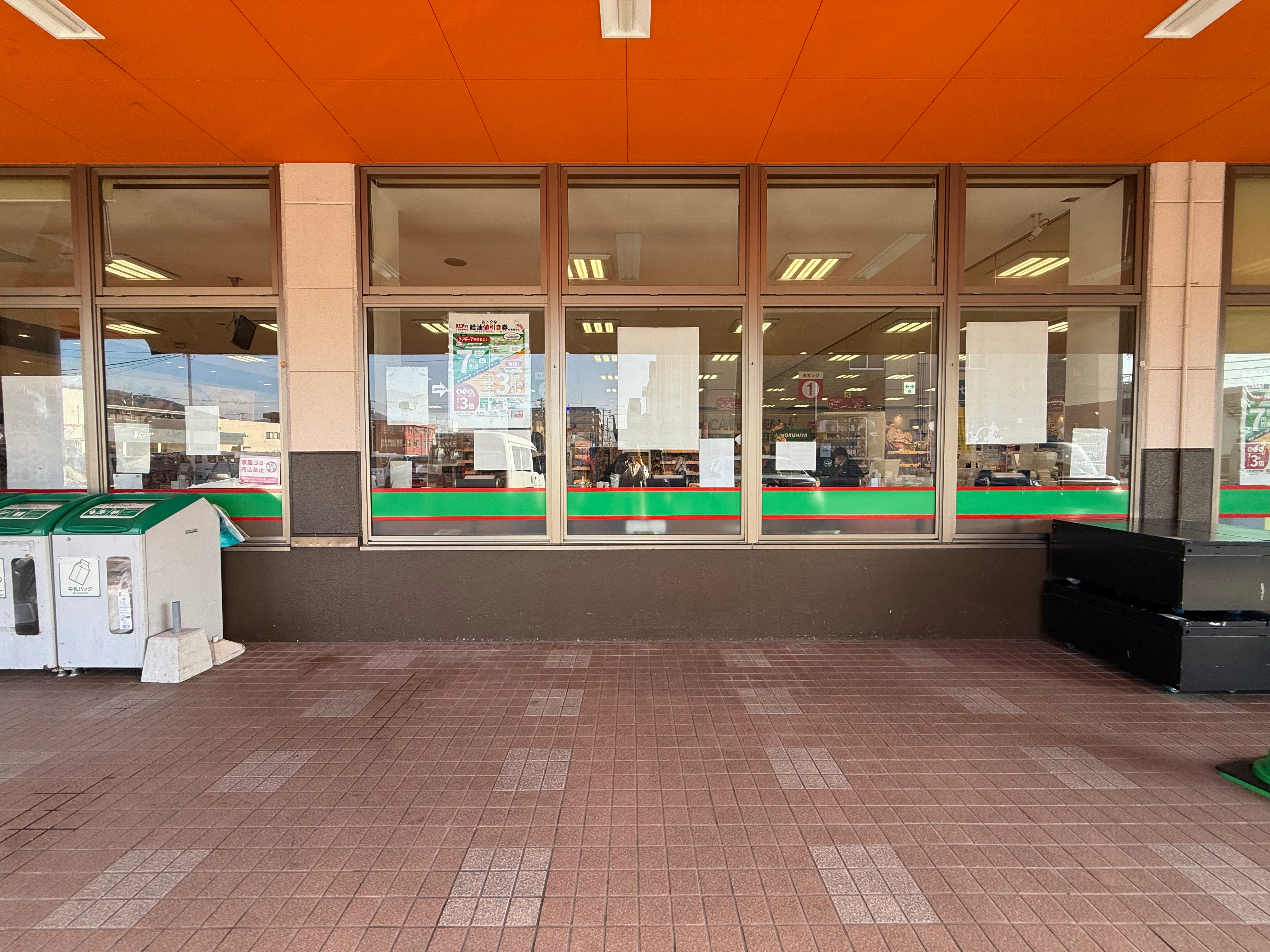 【Aコープみよし店】食物販や販促イベントに最適な屋外軒下スペース