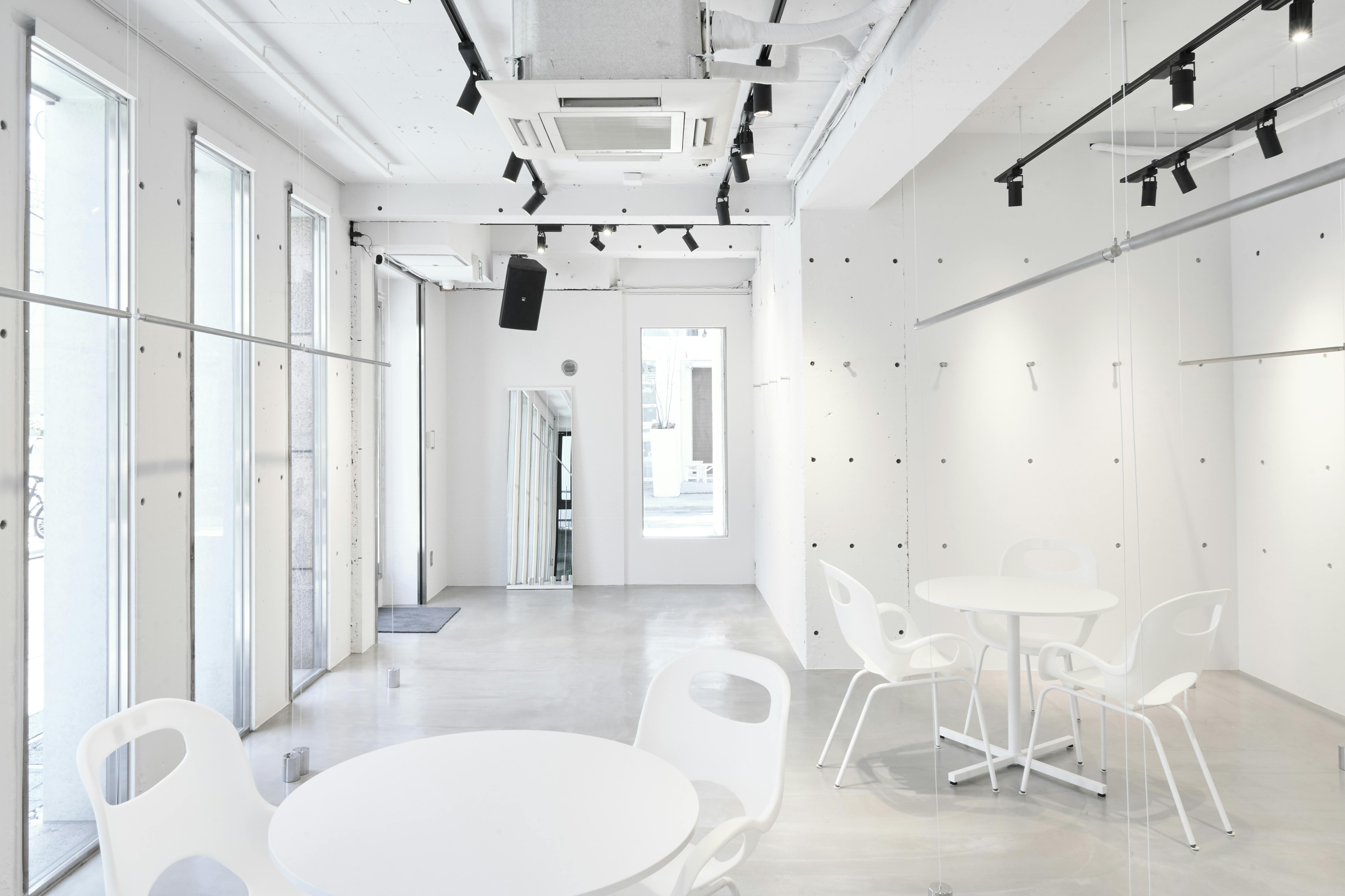 【明治神宮前駅4分】原宿・神宮前エリアの中心部!ポップアップイベントやワークショップに最適な白で統一されたシンプルさが美しいイベントスペース「PREMIER STUDIO ZERO」