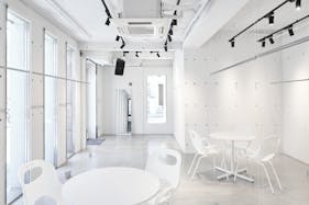 【明治神宮前駅4分】原宿・神宮前エリアの中心部!ポップアップイベントやワークショップに最適な白で統一されたシンプルさが美しいイベントスペース「PREMIER STUDIO ZERO」