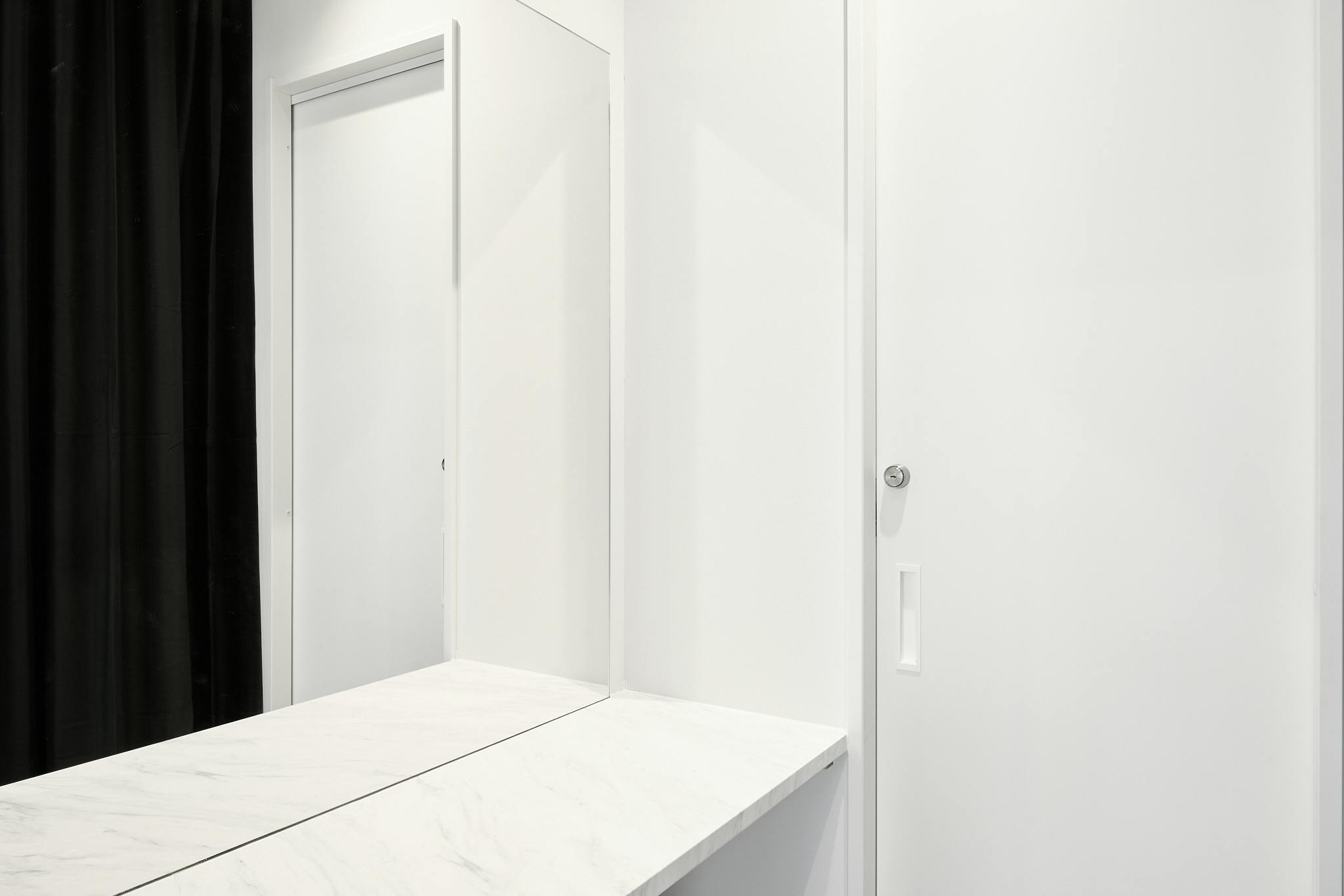 【明治神宮前駅4分】原宿・神宮前エリアの中心部！ポップアップイベントやワークショップに最適な白で統一されたシンプルさが美しいイベントスペース「PREMIER STUDIO ZERO」