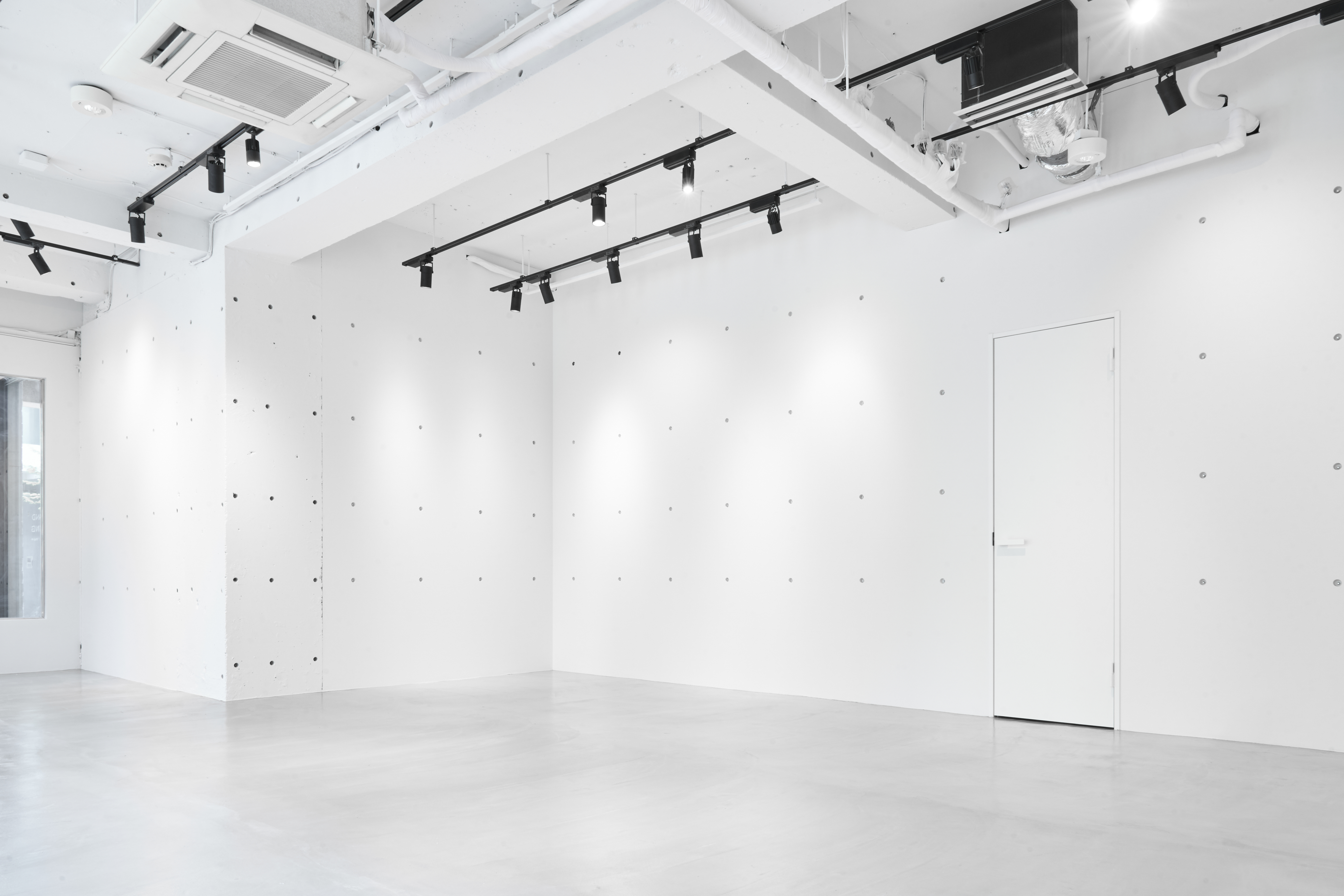 【明治神宮前駅4分】原宿・神宮前エリアの中心部！ポップアップイベントやワークショップに最適な白で統一されたシンプルさが美しいイベントスペース「PREMIER STUDIO ZERO」