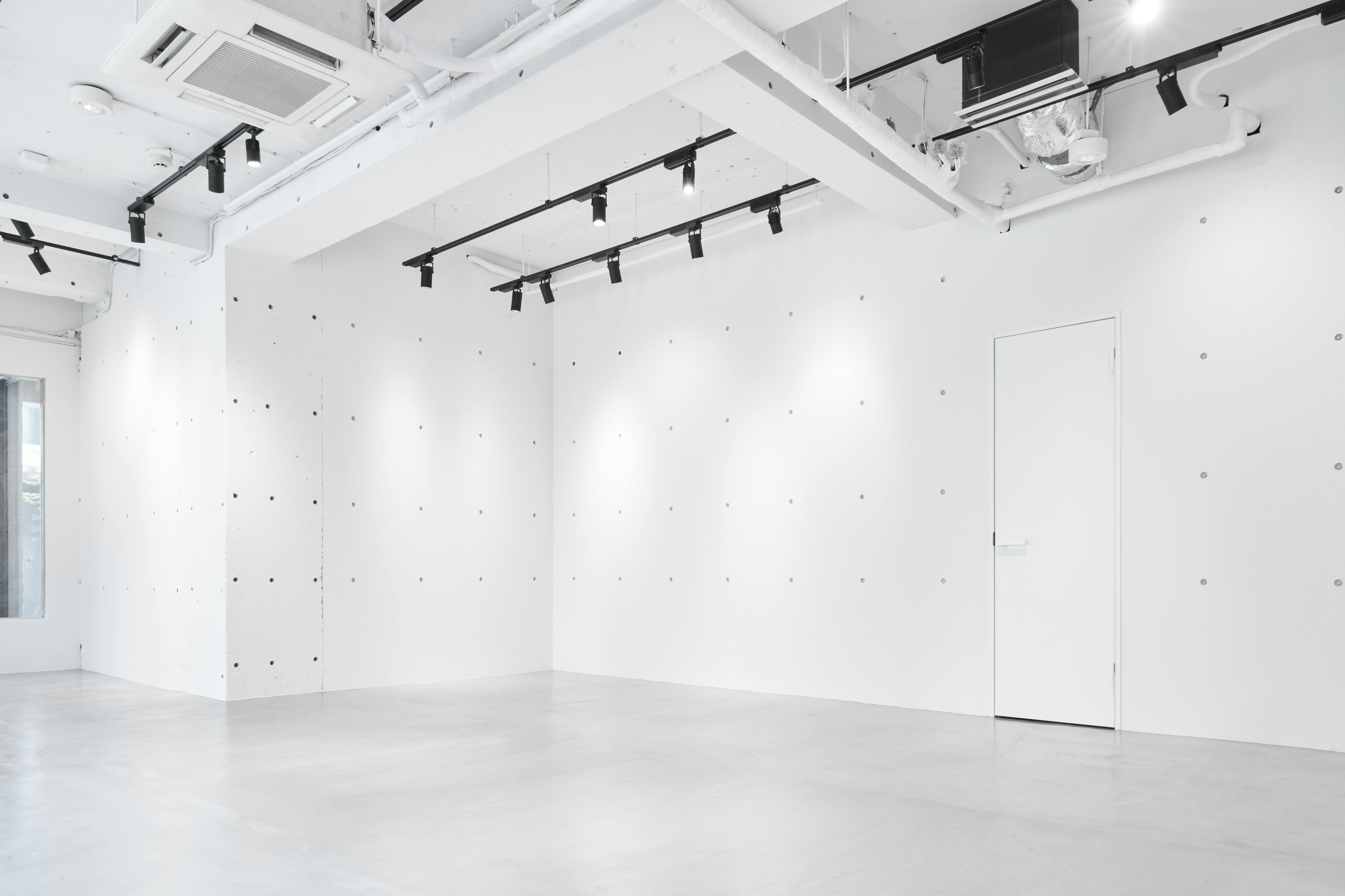 【明治神宮前駅4分】原宿・神宮前エリアの中心部！ポップアップイベントやワークショップに最適な白で統一されたシンプルさが美しいイベントスペース「PREMIER STUDIO ZERO」