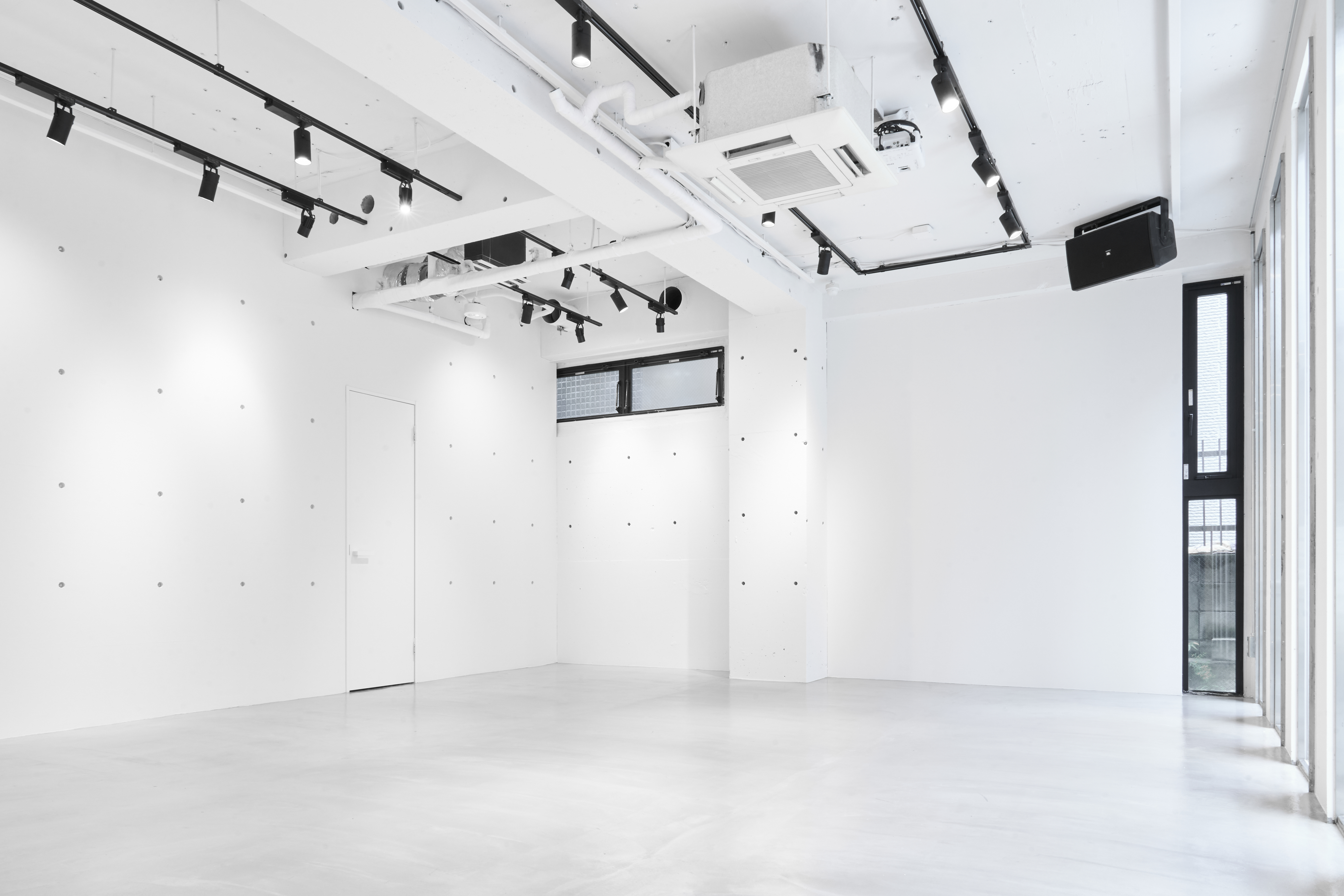 【明治神宮前駅4分】原宿・神宮前エリアの中心部！ポップアップイベントやワークショップに最適な白で統一されたシンプルさが美しいイベントスペース「PREMIER STUDIO ZERO」