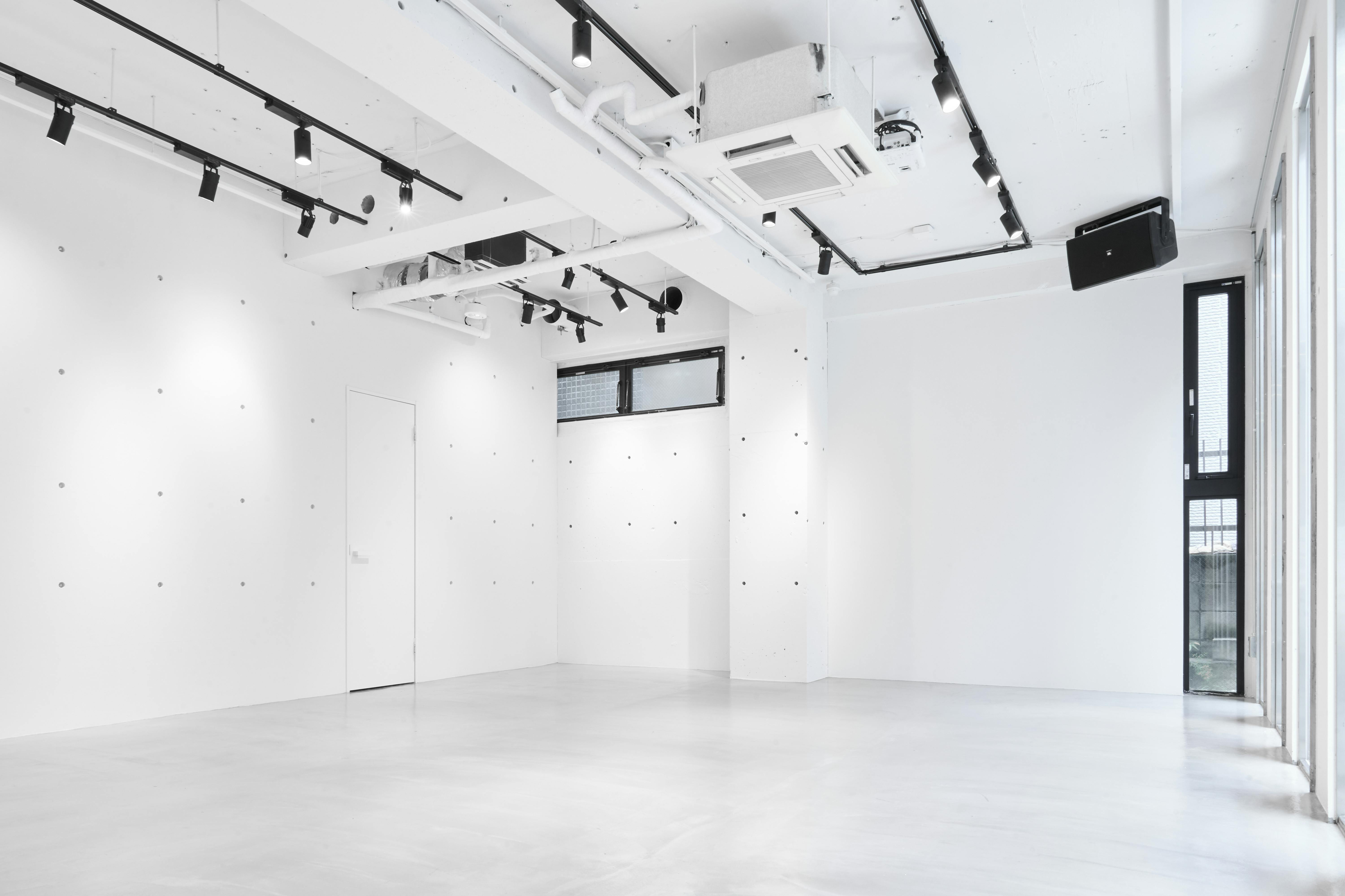 【明治神宮前駅4分】原宿・神宮前エリアの中心部!ポップアップイベントやワークショップに最適な白で統一されたシンプルさが美しいイベントスペース「PREMIER STUDIO ZERO」