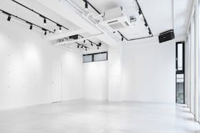 【明治神宮前駅4分】原宿・神宮前エリアの中心部!ポップアップイベントやワークショップに最適な白で統一されたシンプルさが美しいイベントスペース「PREMIER STUDIO ZERO」