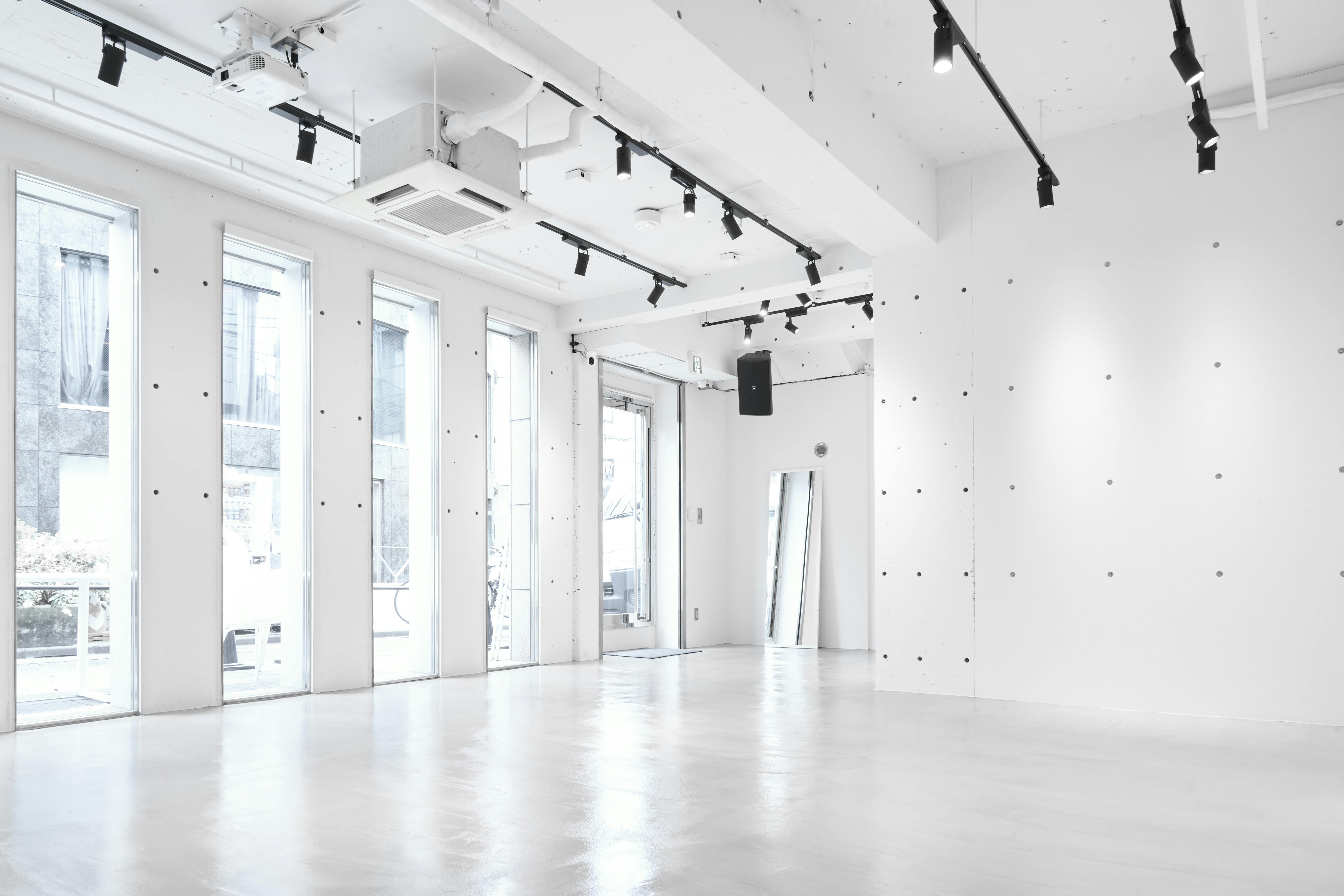 【明治神宮前駅4分】原宿・神宮前エリアの中心部!ポップアップイベントやワークショップに最適な白で統一されたシンプルさが美しいイベントスペース「PREMIER STUDIO ZERO」