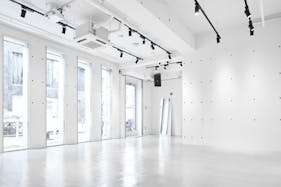 【明治神宮前駅4分】原宿・神宮前エリアの中心部!ポップアップイベントやワークショップに最適な白で統一されたシンプルさが美しいイベントスペース「PREMIER STUDIO ZERO」
