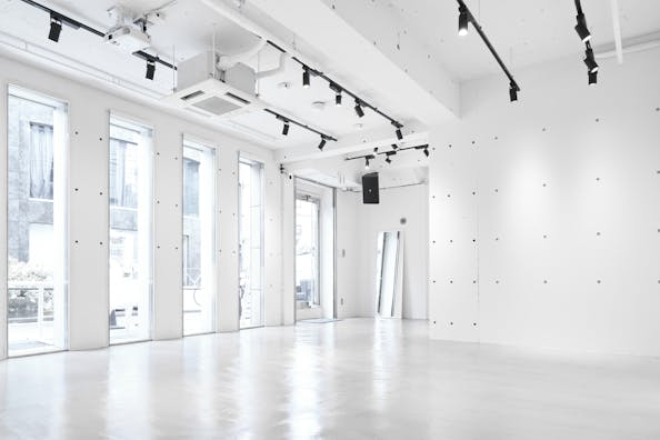 【明治神宮前駅4分】原宿・神宮前エリアの中心部!ポップアップイベントやワークショップに最適な白で統一されたシンプルさが美しいイベントスペース「PREMIER STUDIO ZERO」