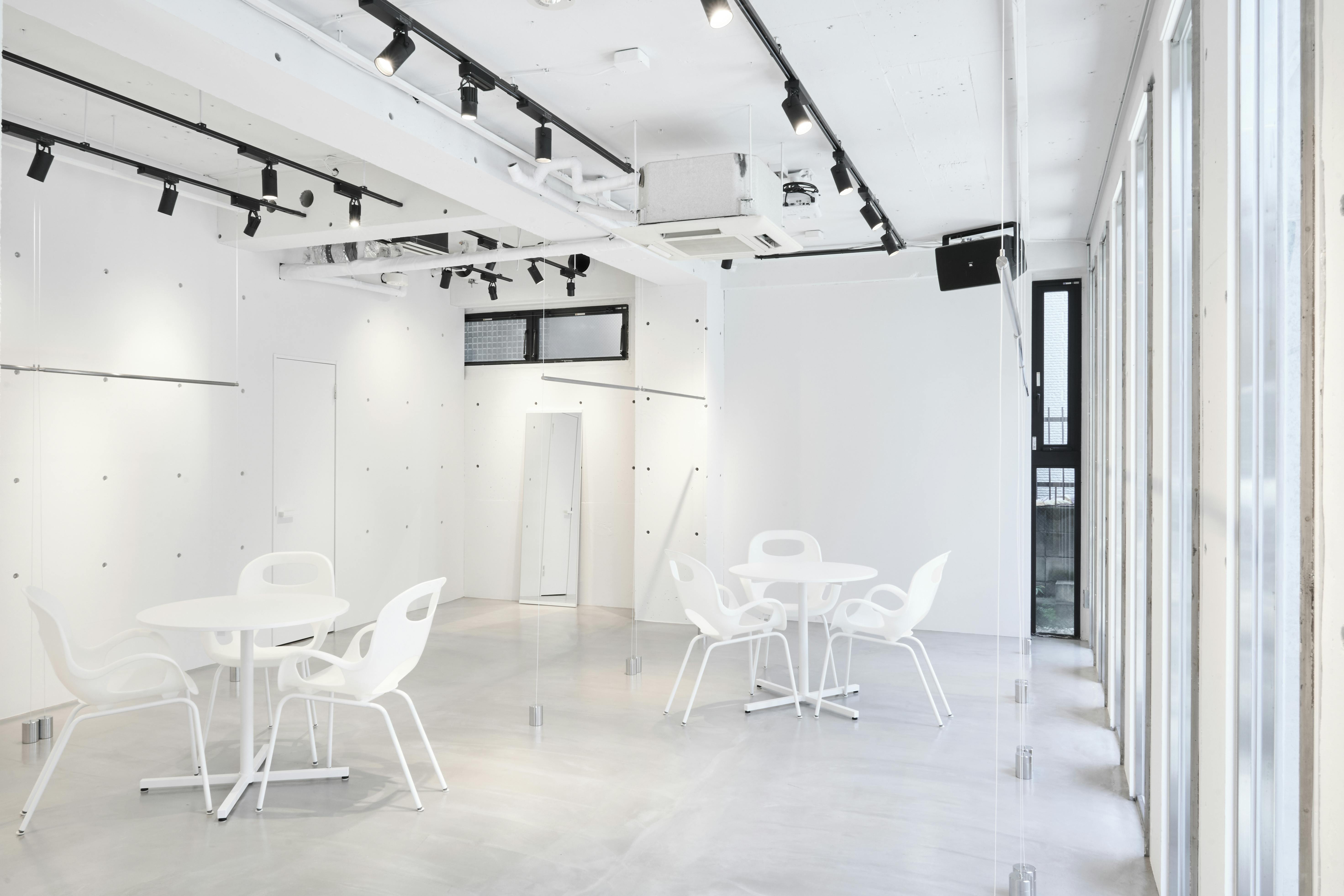 【明治神宮前駅4分】原宿・神宮前エリアの中心部！ポップアップイベントやワークショップに最適な白で統一されたシンプルさが美しいイベントスペース「PREMIER STUDIO ZERO」