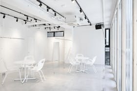 【明治神宮前駅4分】原宿・神宮前エリアの中心部!ポップアップイベントやワークショップに最適な白で統一されたシンプルさが美しいイベントスペース「PREMIER STUDIO ZERO」