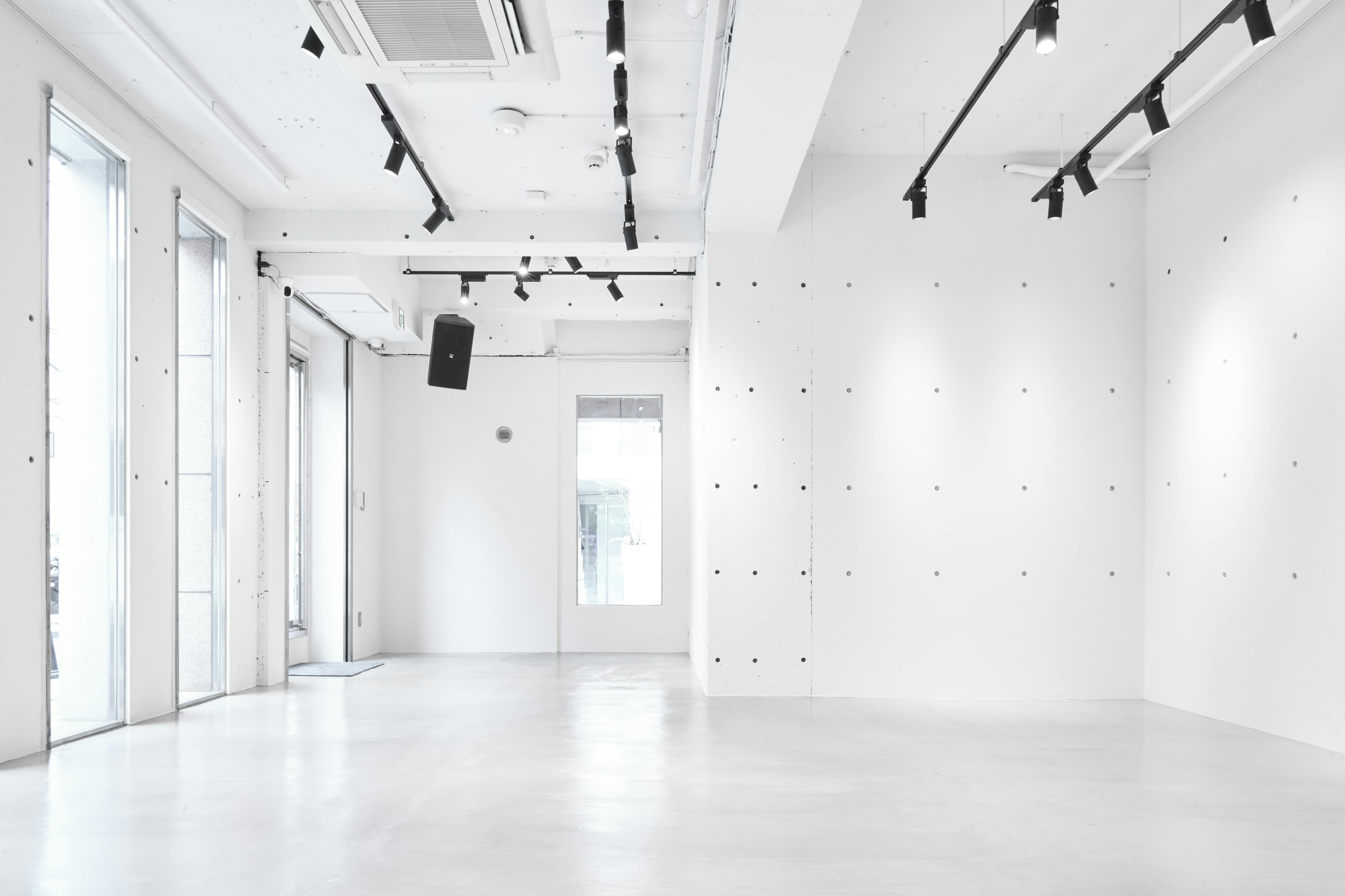 【明治神宮前駅4分】原宿・神宮前エリアの中心部！ポップアップイベントやワークショップに最適な白で統一されたシンプルさが美しいイベントスペース「PREMIER STUDIO ZERO」