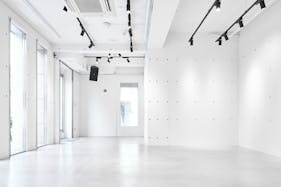 【明治神宮前駅4分】原宿・神宮前エリアの中心部!ポップアップイベントやワークショップに最適な白で統一されたシンプルさが美しいイベントスペース「PREMIER STUDIO ZERO」