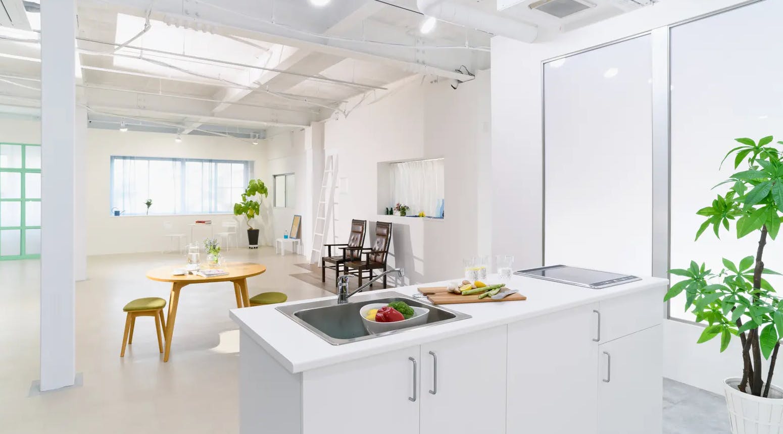 【谷町六丁目駅9分】ファッション系の展示会や撮影会等に適したアイランドキッチンのある広いレンタルスペース