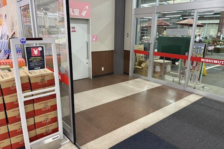 【スーパーセンターニシムタ岩川店】【スーパーセンターニシムタ岩川店】販促プロモーションや物販に最適な食鮮館側にある風除室内のレンタルスペースの画像2