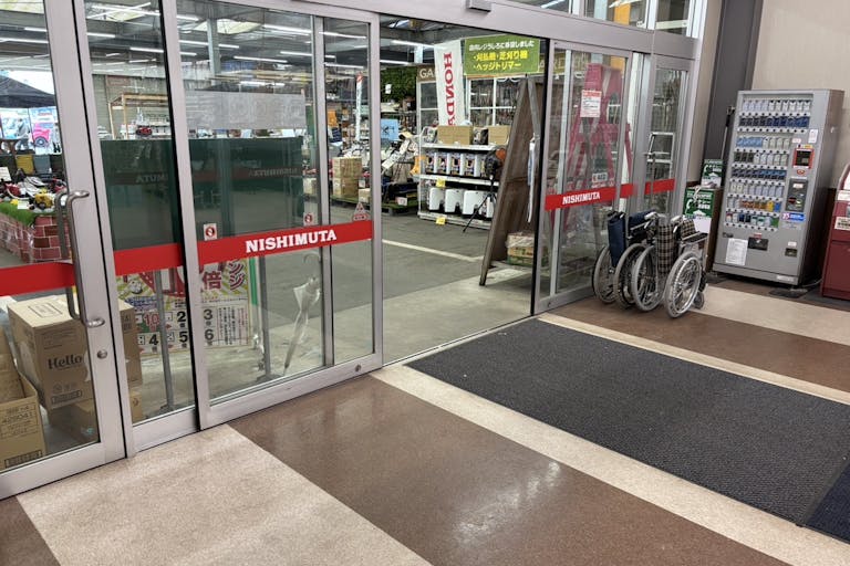 【スーパーセンターニシムタ岩川店】【スーパーセンターニシムタ岩川店】販促プロモーションや物販に最適な食鮮館側にある風除室内のレンタルスペース