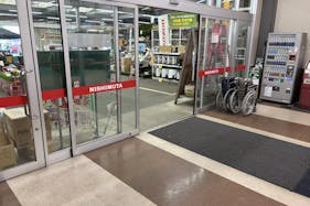 【スーパーセンターニシムタ岩川店】【スーパーセンターニシムタ岩川店】販促プロモーションや物販に最適な食鮮館側にある風除室内のレンタルスペース