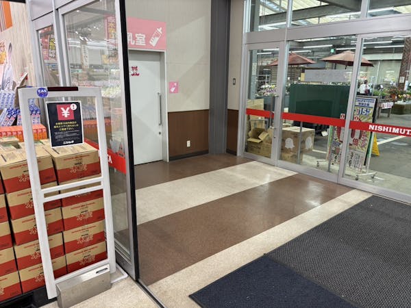 【スーパーセンターニシムタ岩川店】【スーパーセンターニシムタ岩川店】販促プロモーションや物販に最適な食鮮館側にある風除室内のレンタルスペース