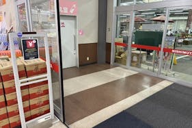【スーパーセンターニシムタ岩川店】【スーパーセンターニシムタ岩川店】販促プロモーションや物販に最適な食鮮館側にある風除室内のレンタルスペース