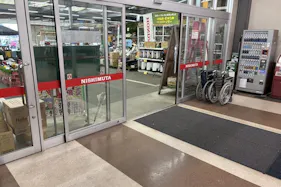 【スーパーセンターニシムタ岩川店】販促プロモーションや物販に最適な食鮮館側にある風除室内のレンタルスペース