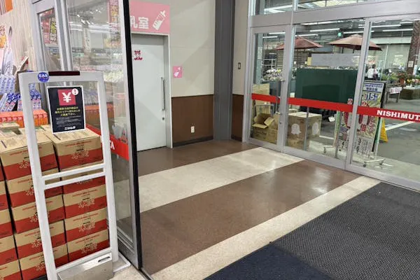 【スーパーセンターニシムタ岩川店】販促プロモーションや物販に最適な食鮮館側にある風除室内のレンタルスペース