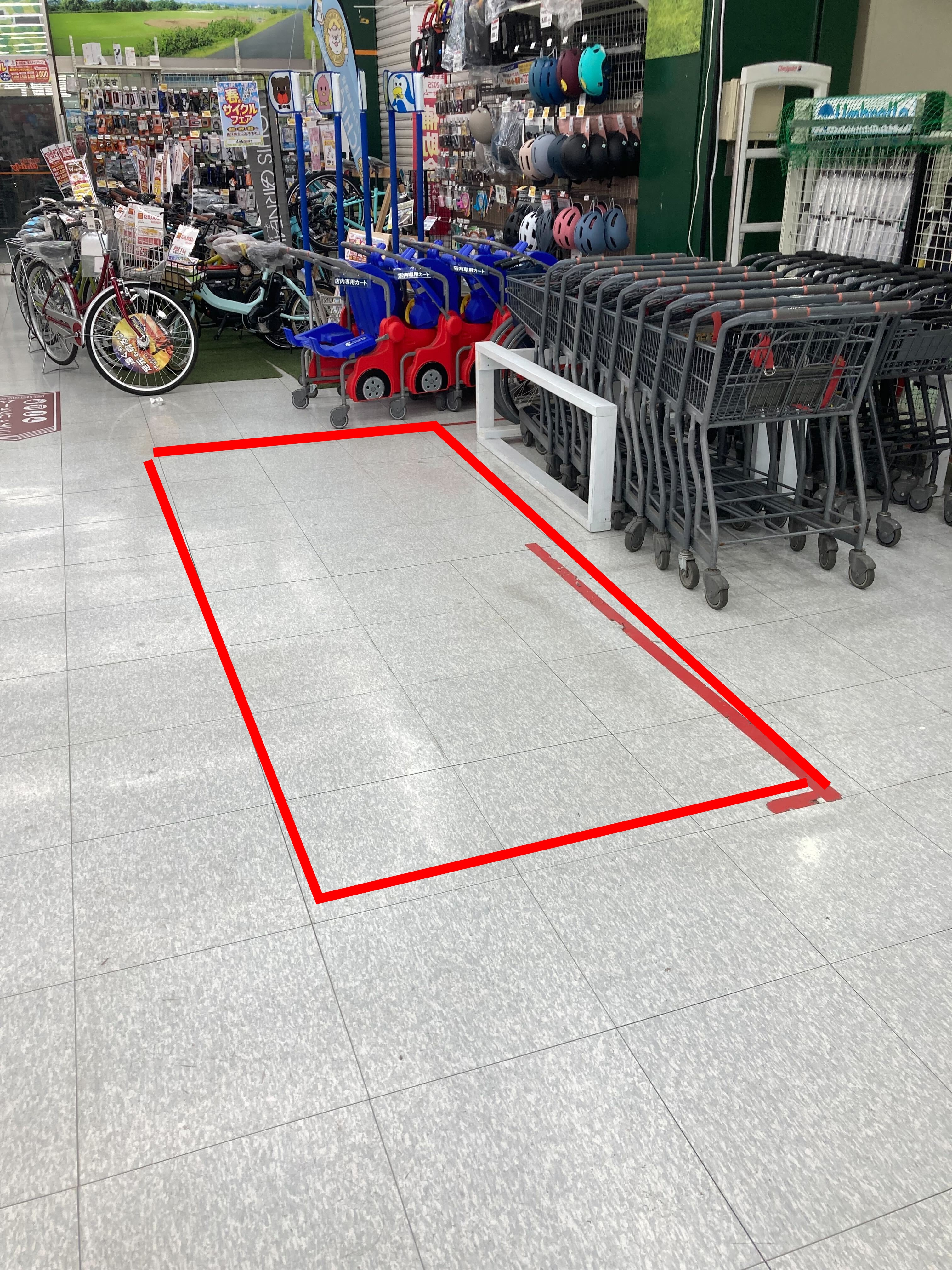 【ユニディショップス市川店】レジ付近　物販やプロモーションに最適なホームセンター内レジ付近の催事イベントスペース