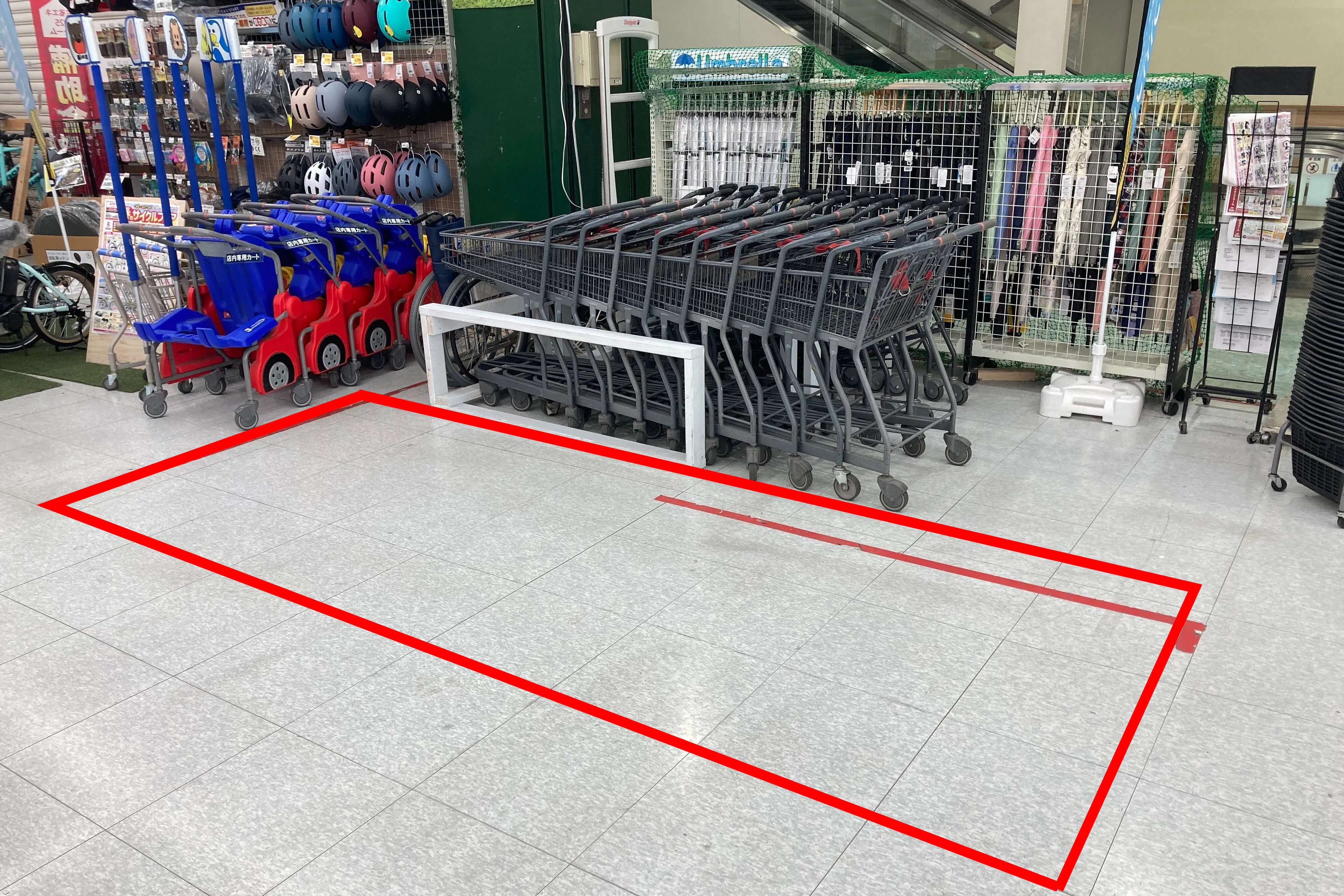 【ユニディショップス市川店】レジ付近 物販やプロモーションに最適なホームセンター内レジ付近の催事イベントスペース