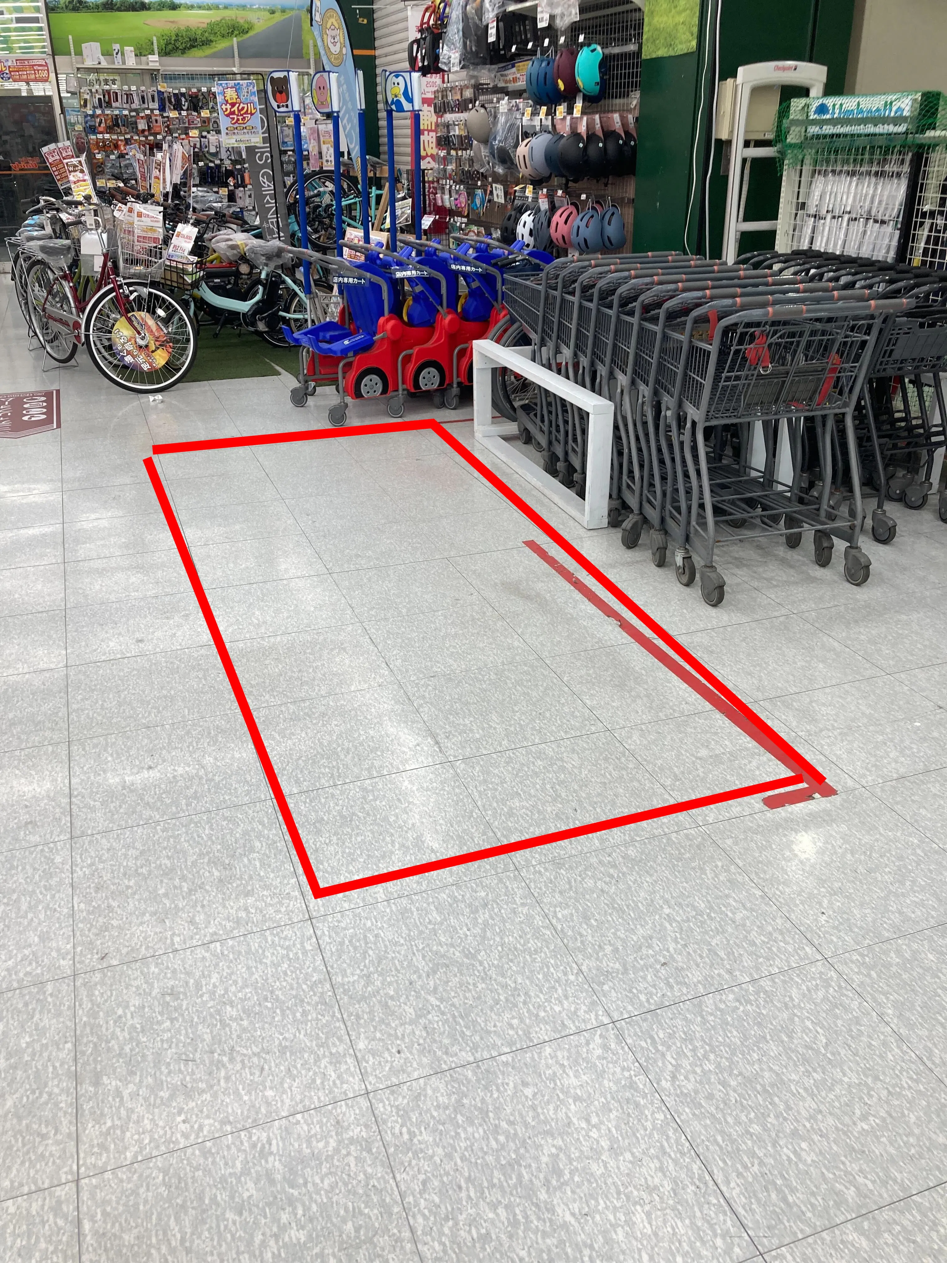 【ユニディショップス市川店】レジ付近 物販やプロモーションに最適なホームセンター内レジ付近の催事イベントスペース