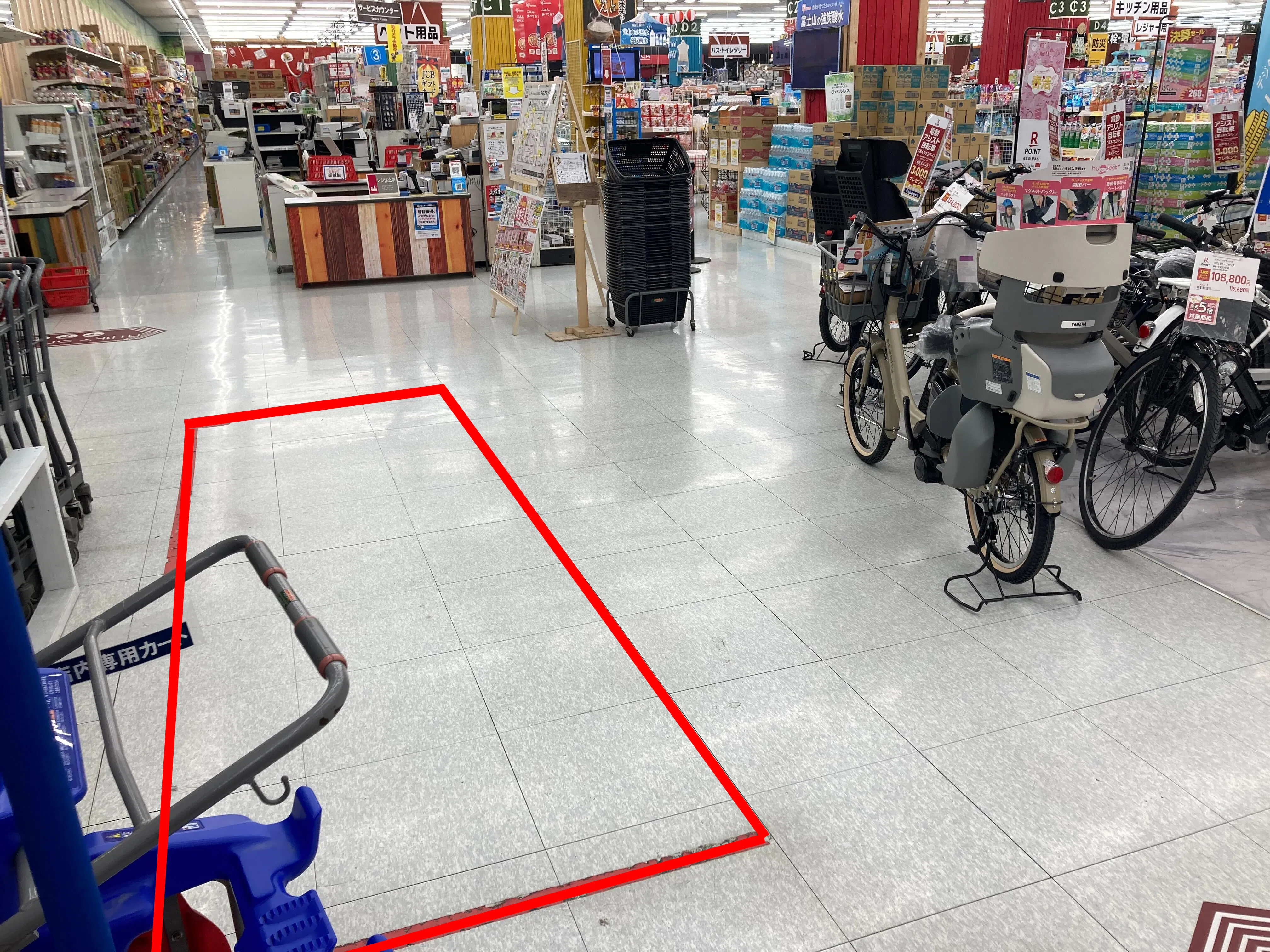 【ユニディショップス市川店】レジ付近 物販やプロモーションに最適なホームセンター内レジ付近の催事イベントスペース