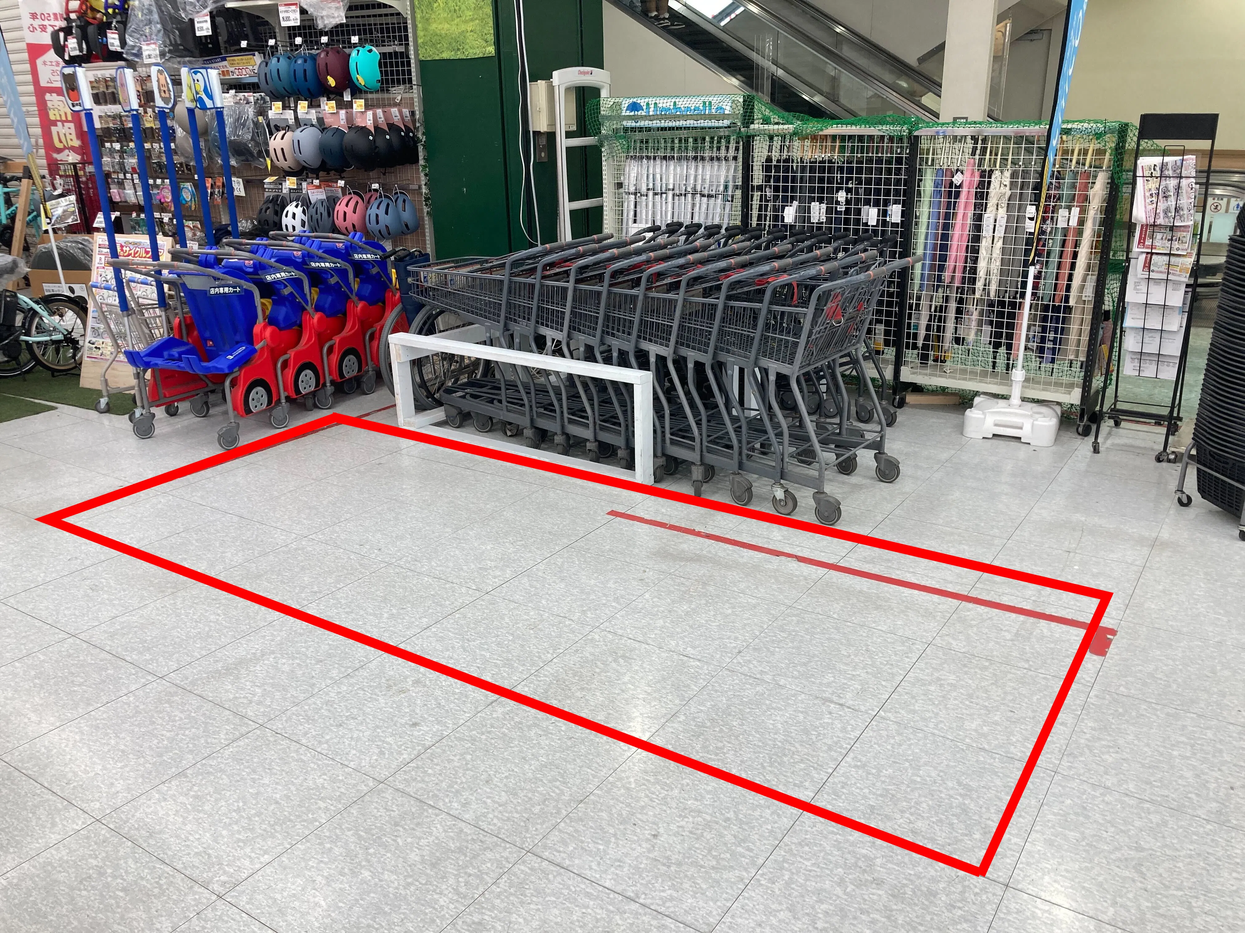 【ユニディショップス市川店】レジ付近 物販やプロモーションに最適なホームセンター内レジ付近の催事イベントスペース