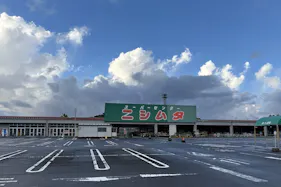 【スーパーセンターニシムタ 指宿店】食物販や物販に最適な正面入口の駐車場スペース